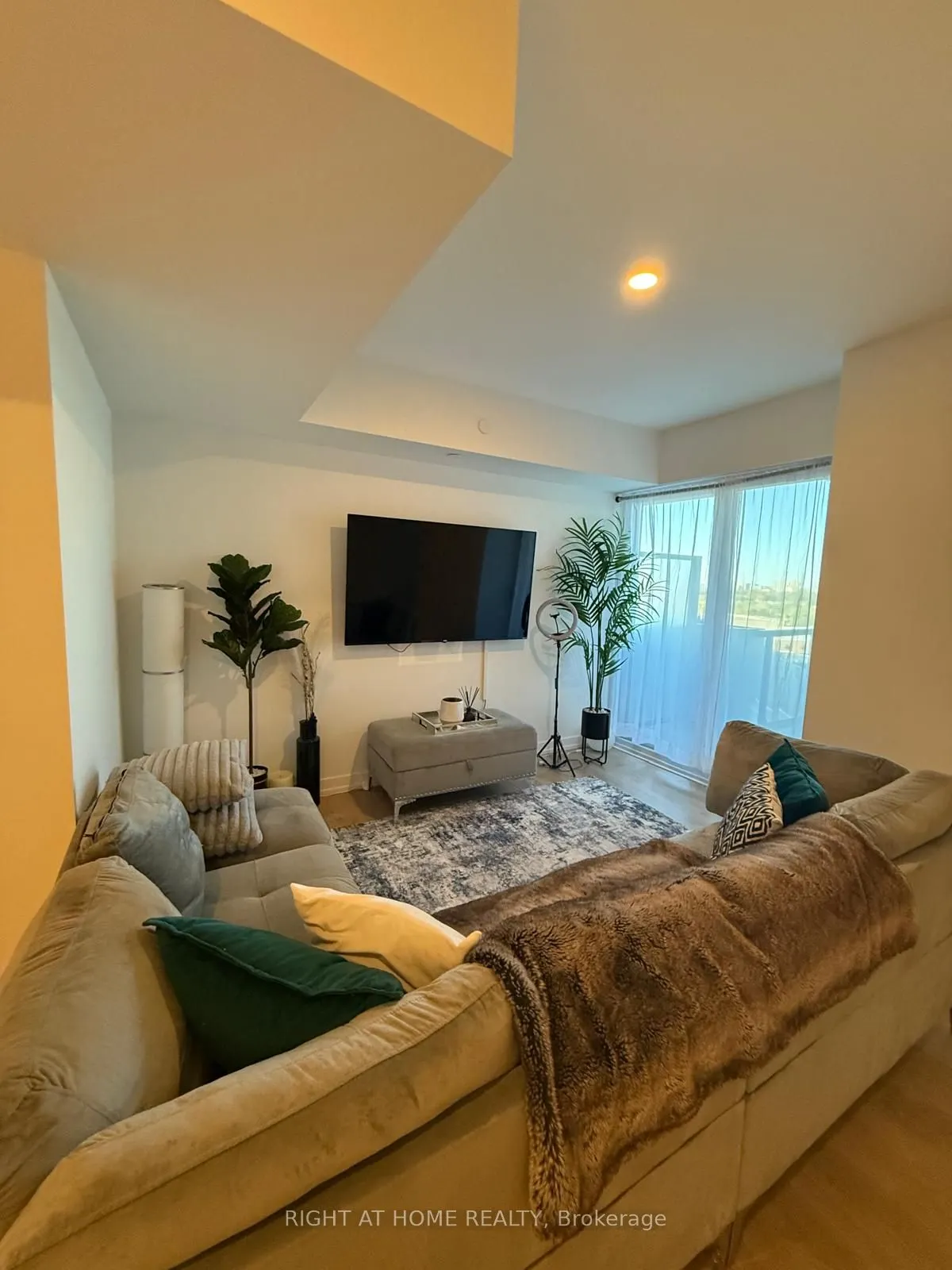 1100 Sheppard Avenue W #905