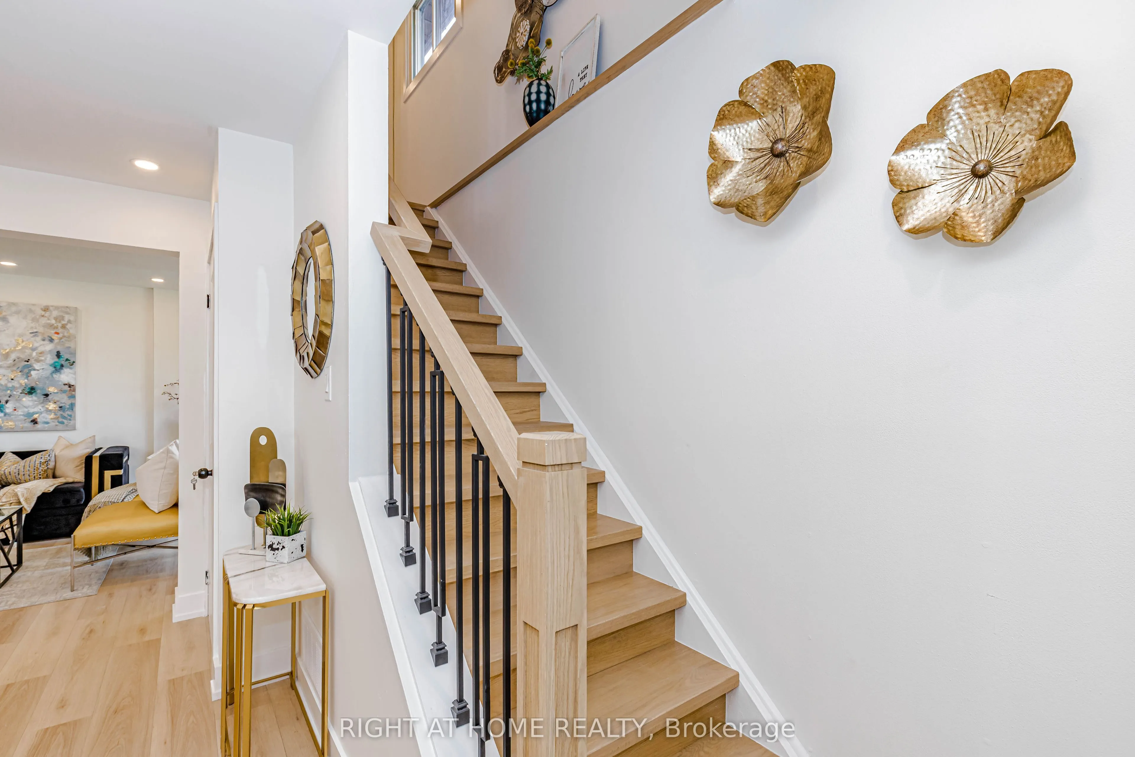 8 Hazelglen Court