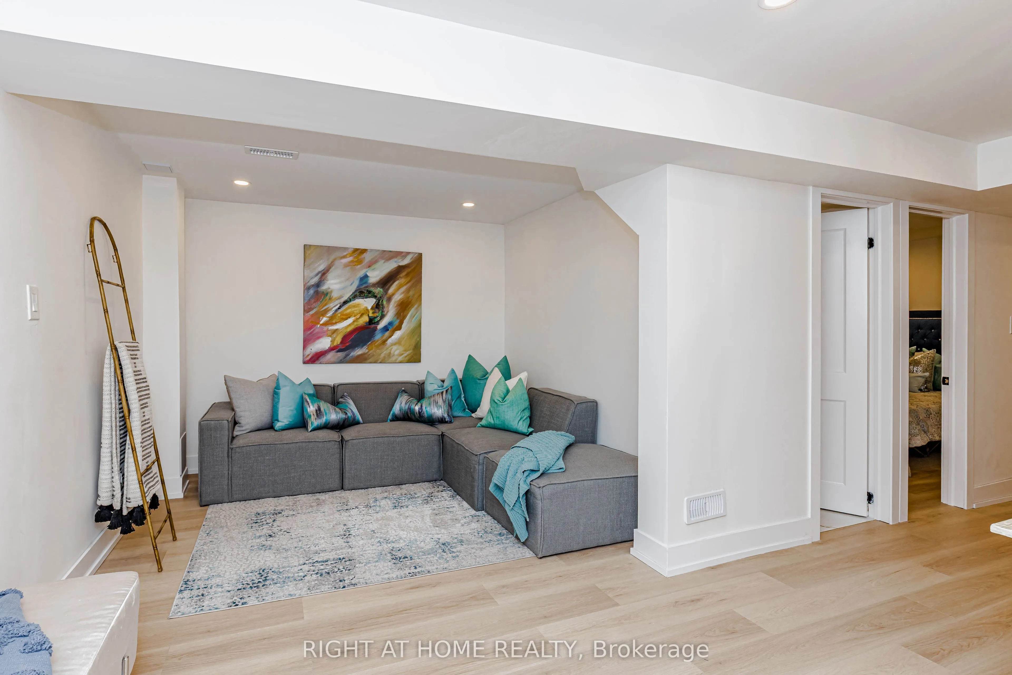 8 Hazelglen Court