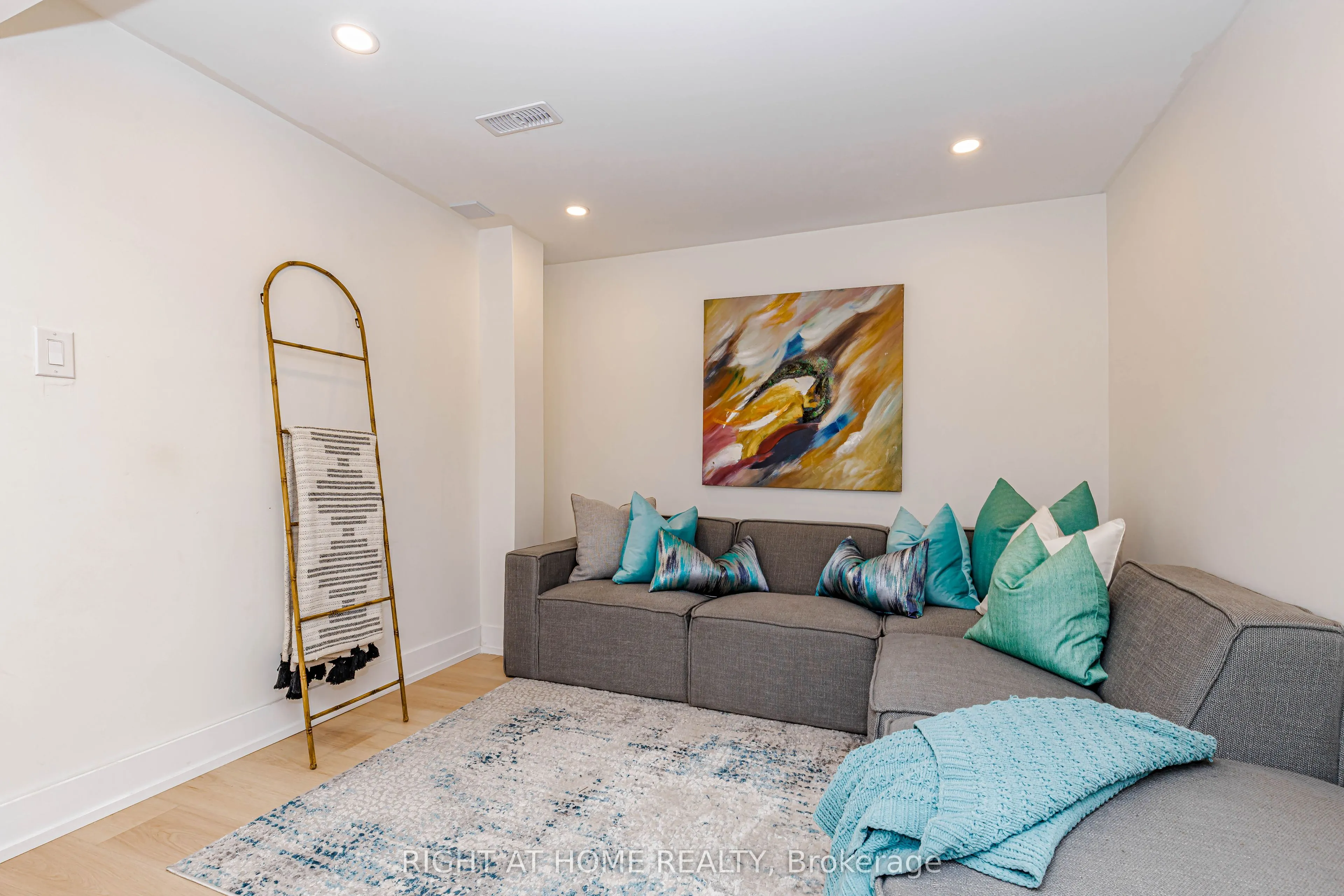 8 Hazelglen Court