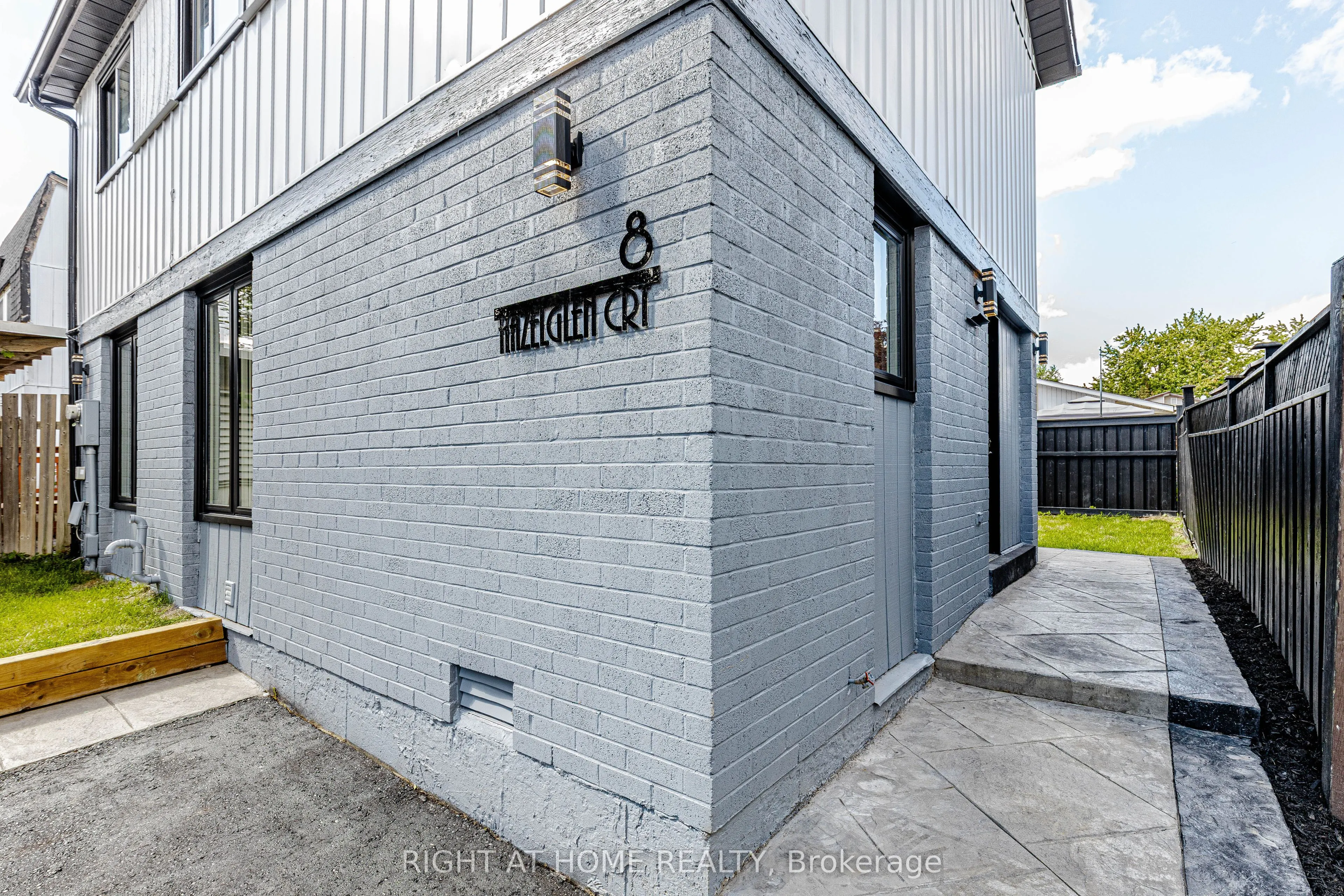 8 Hazelglen Court