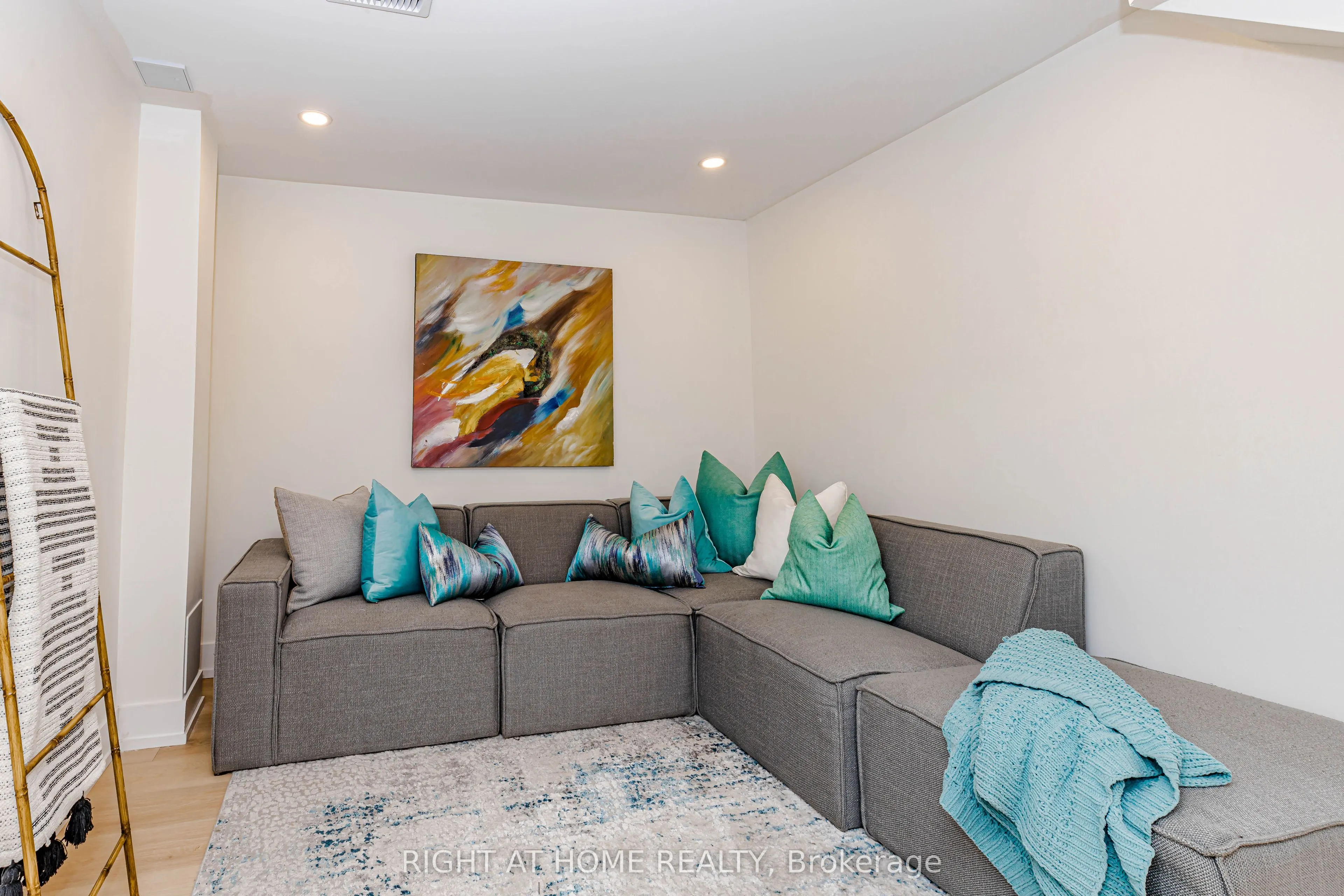 8 Hazelglen Court