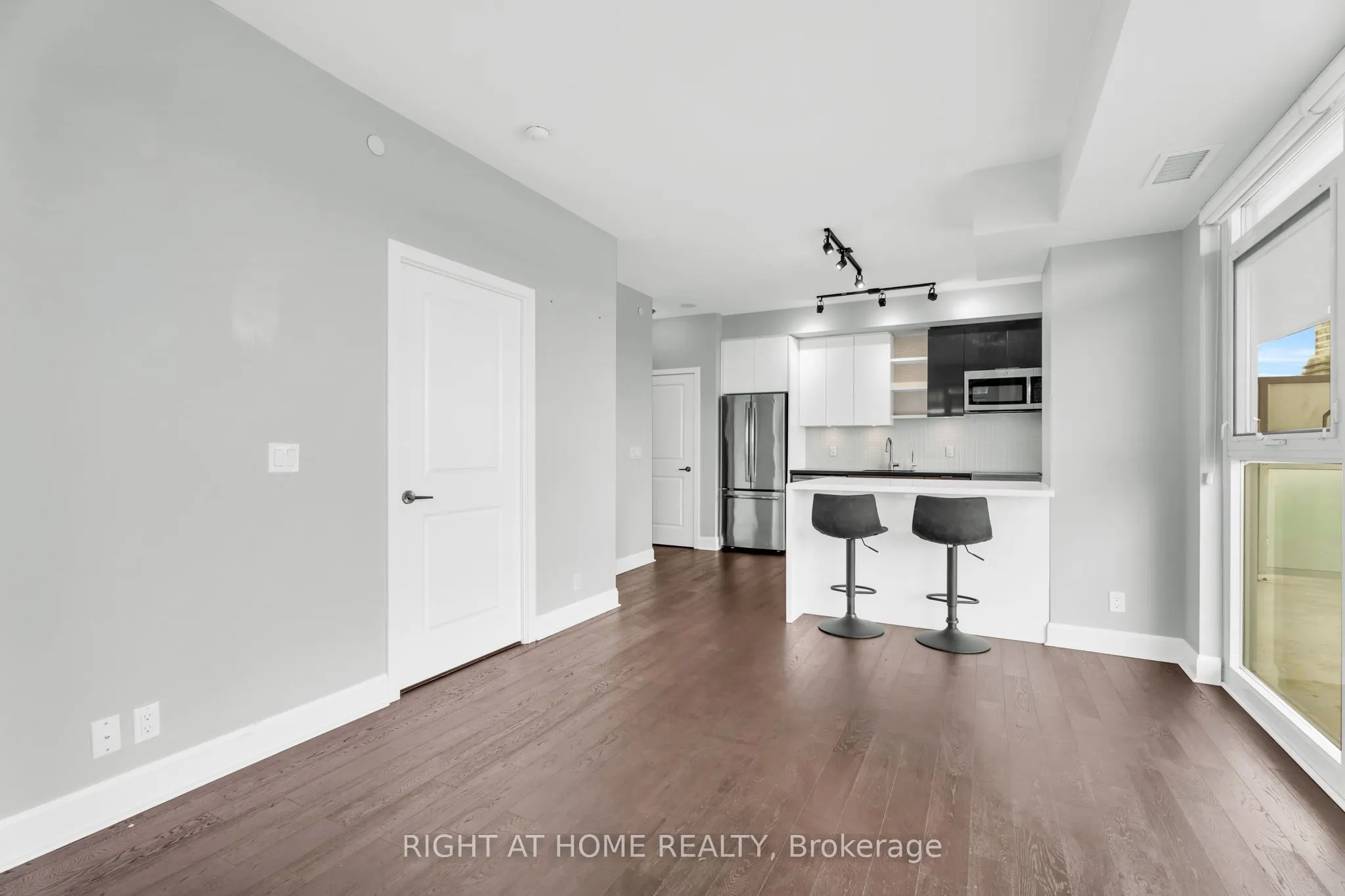 33 Shore Breeze Drive #2304