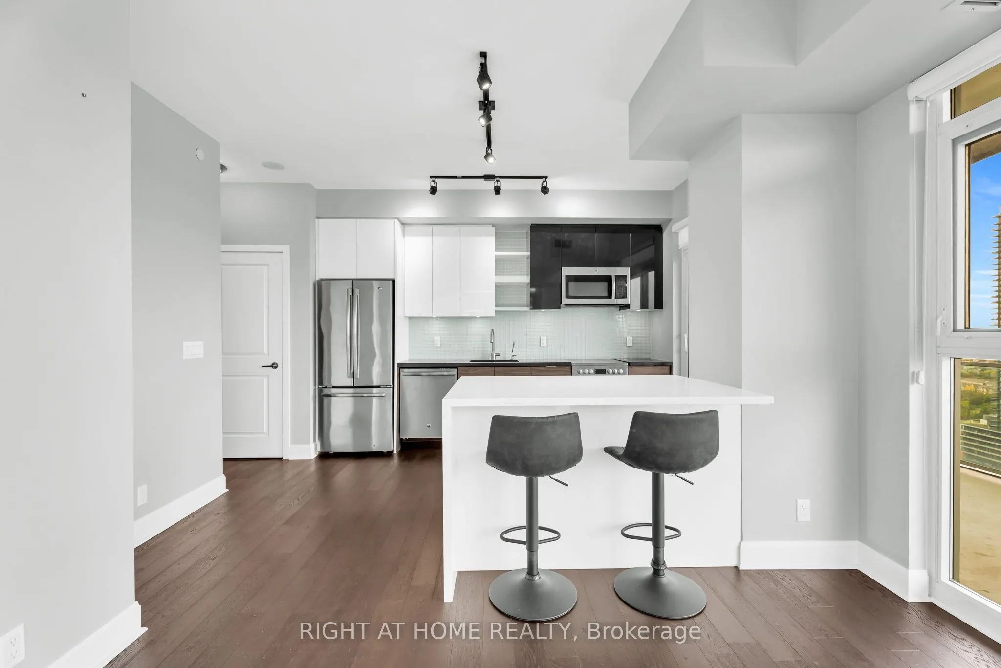 33 Shore Breeze Drive #2304