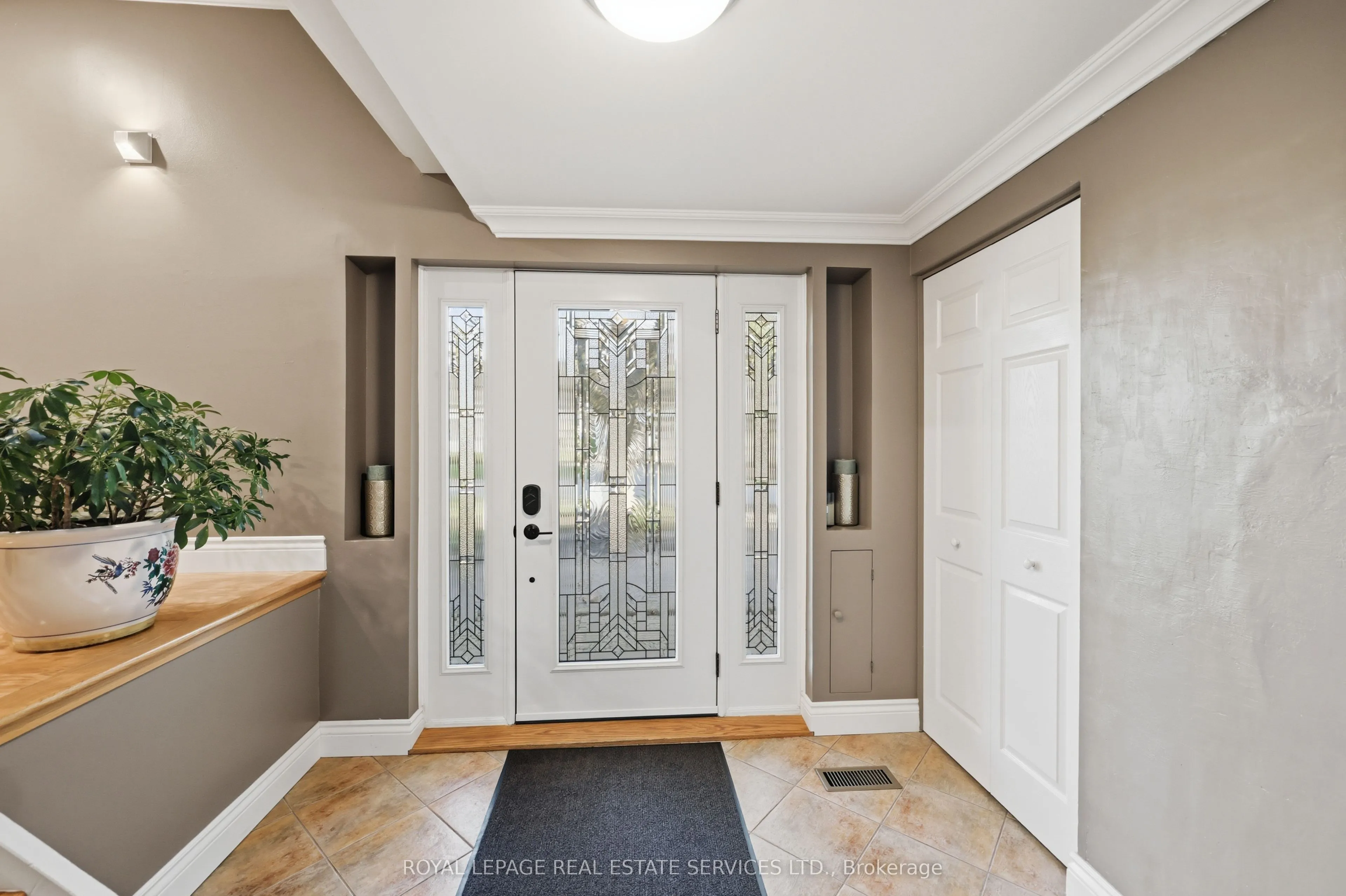 1320 Hillview Crescent
