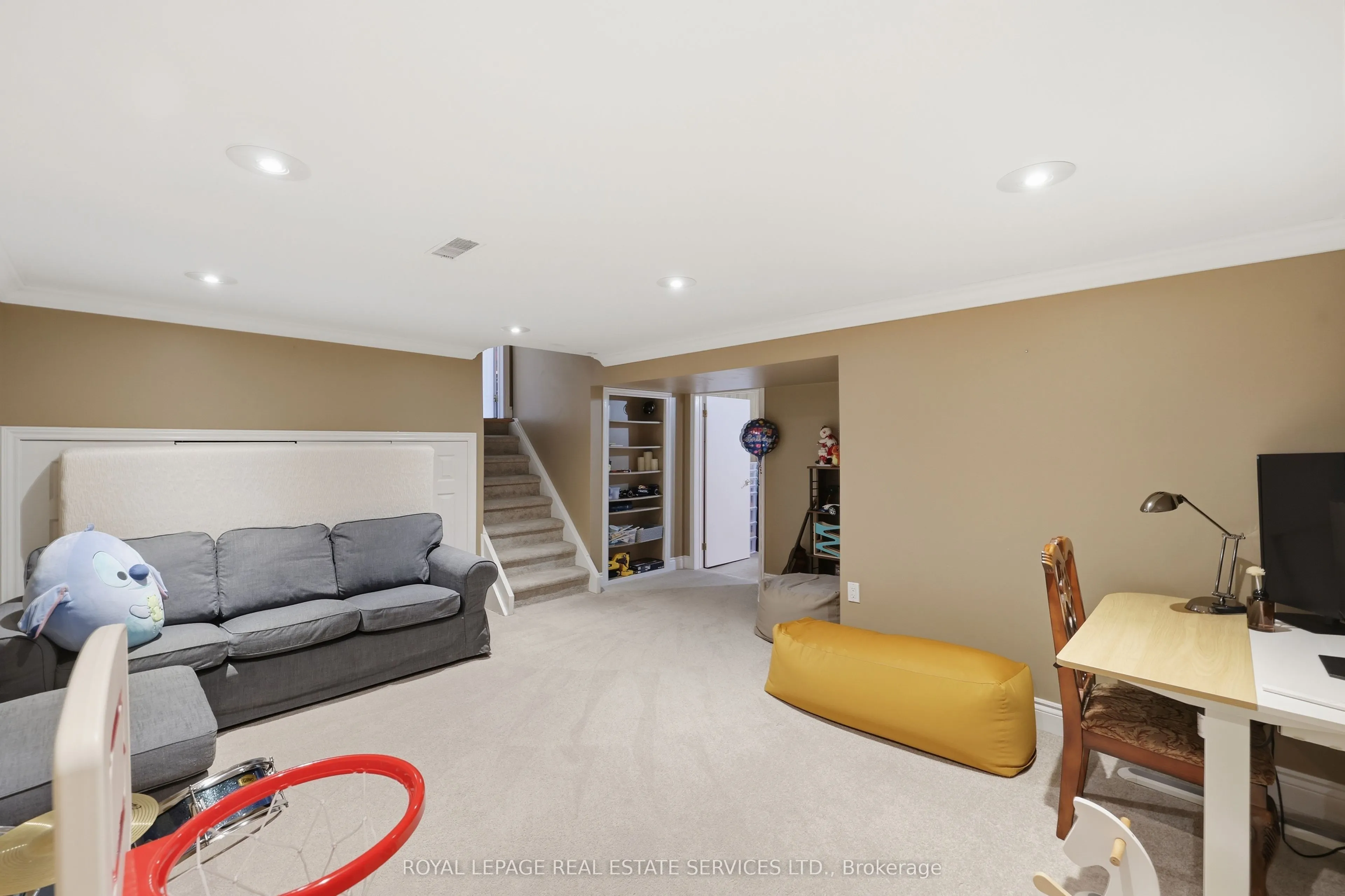 1320 Hillview Crescent