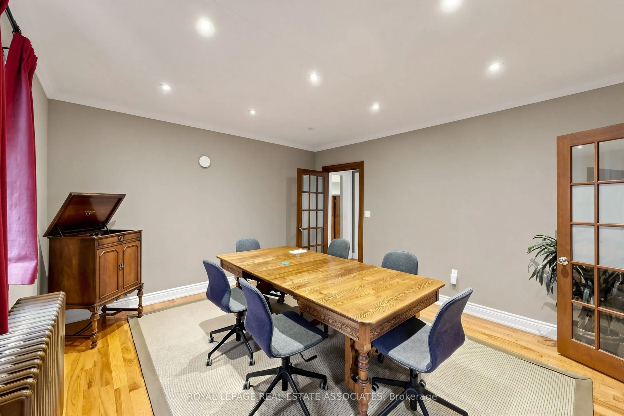 298 Lakeshore Road E
