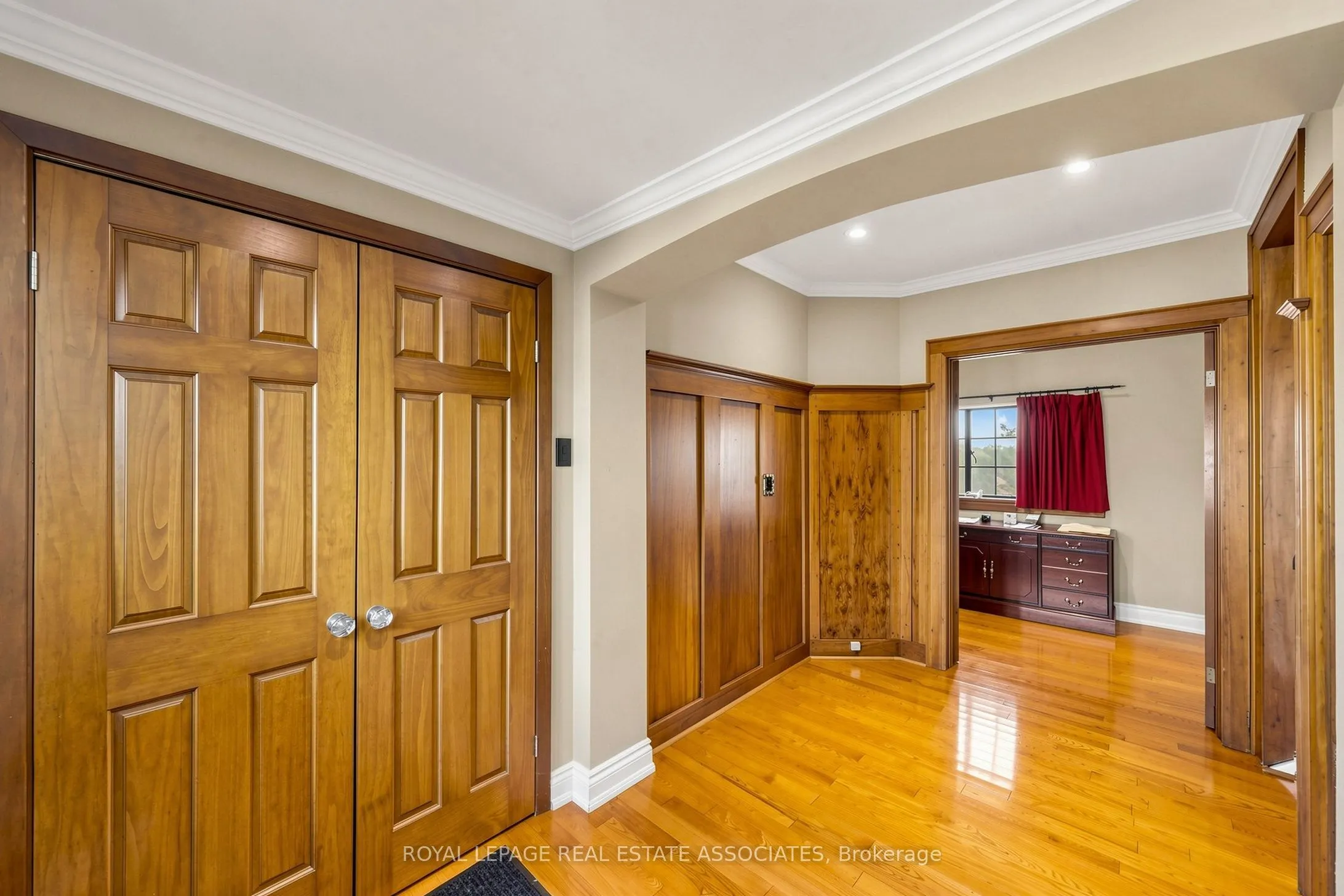 298 Lakeshore Road E