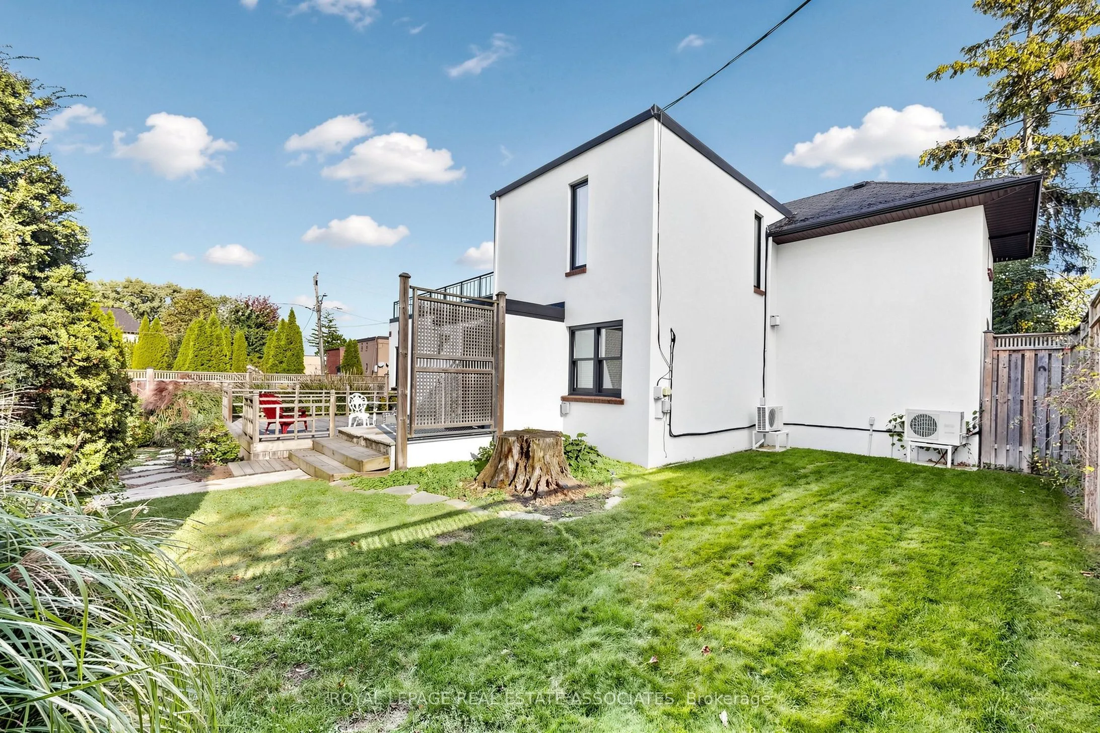 298 Lakeshore Road E