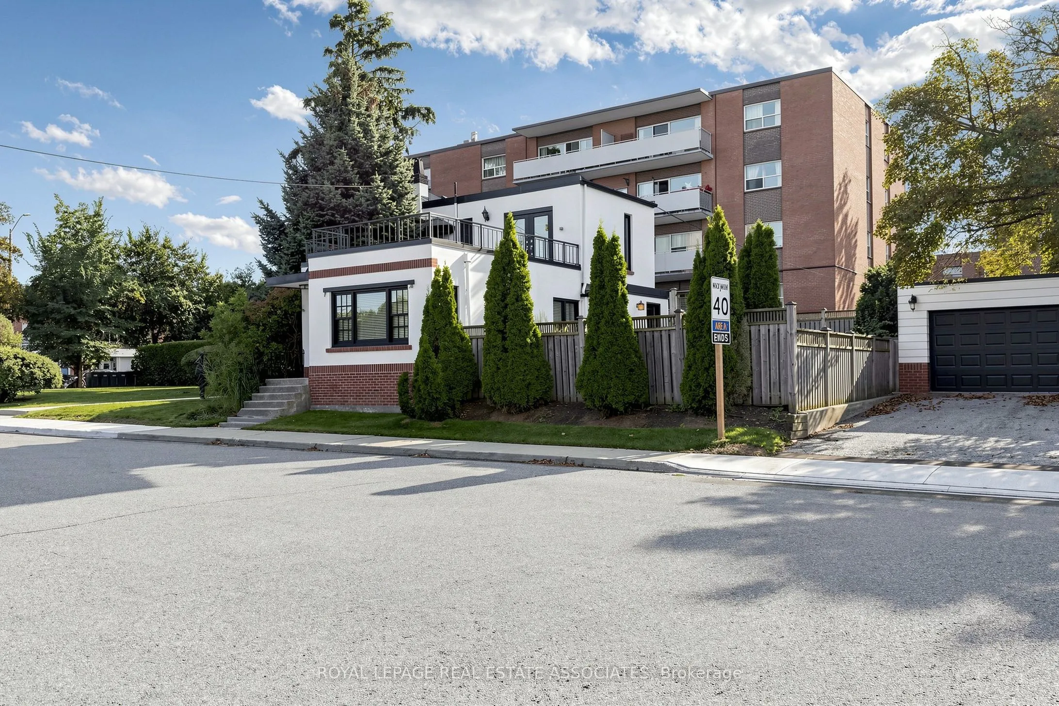 298 Lakeshore Road E