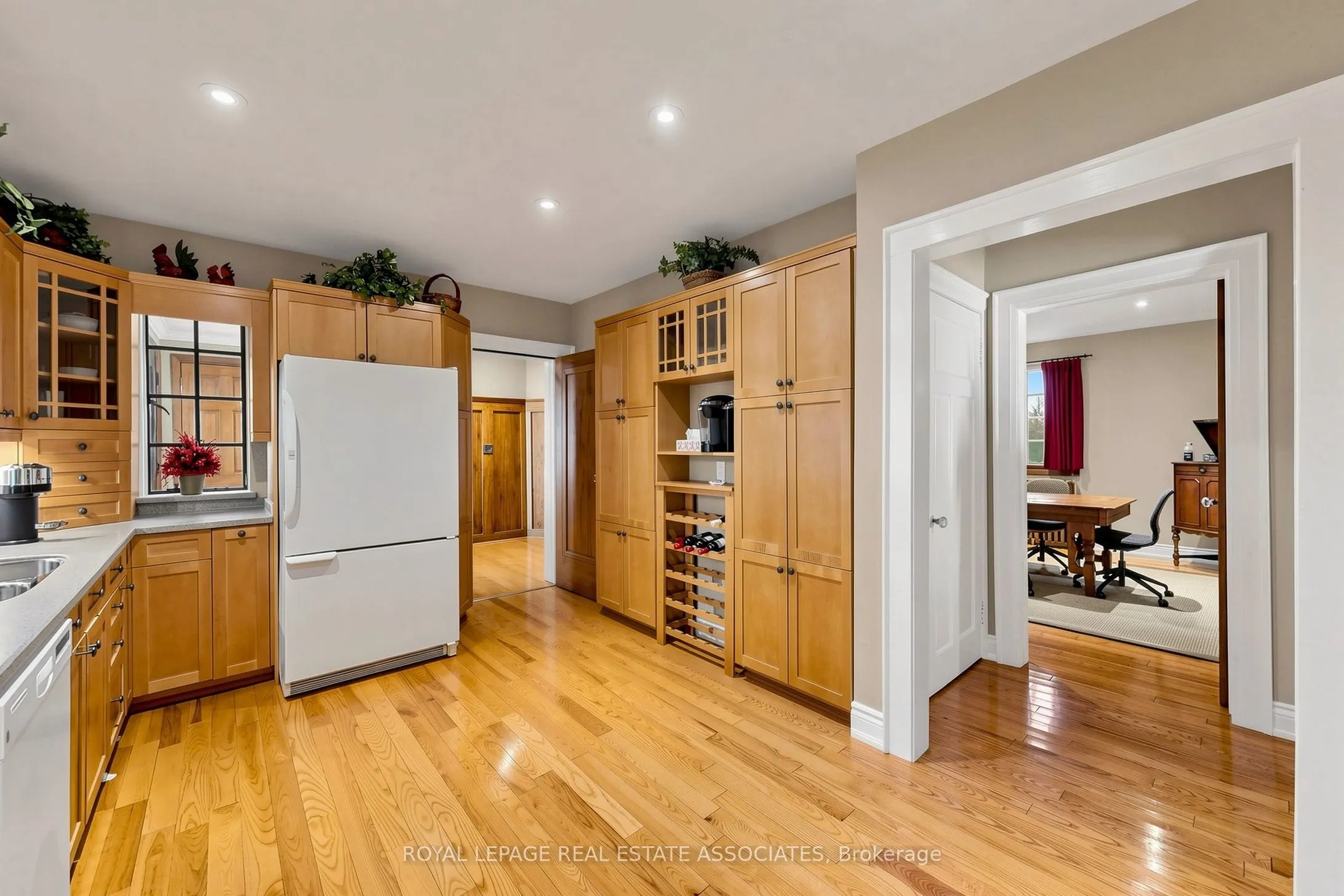298 Lakeshore Road E