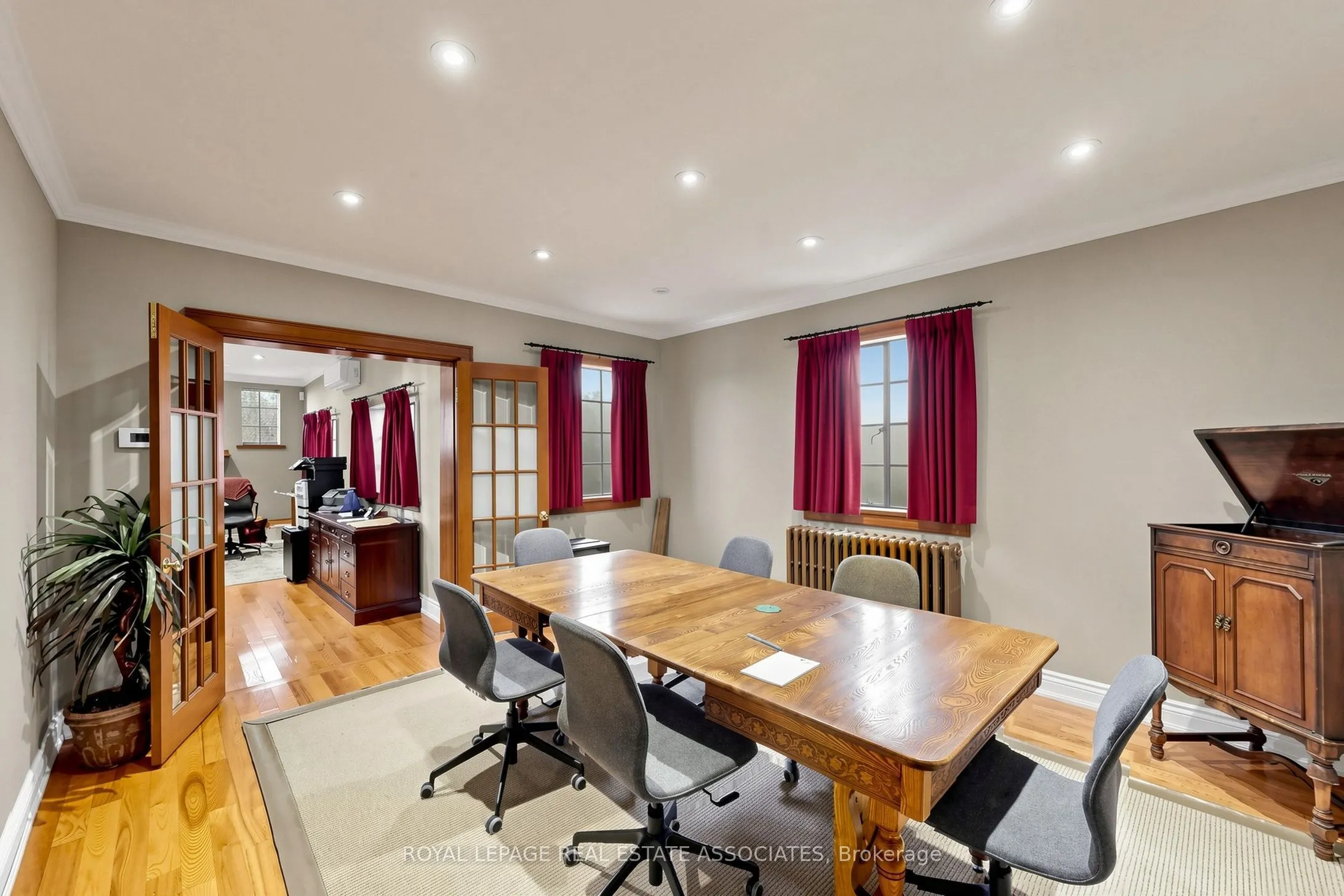 298 Lakeshore Road E