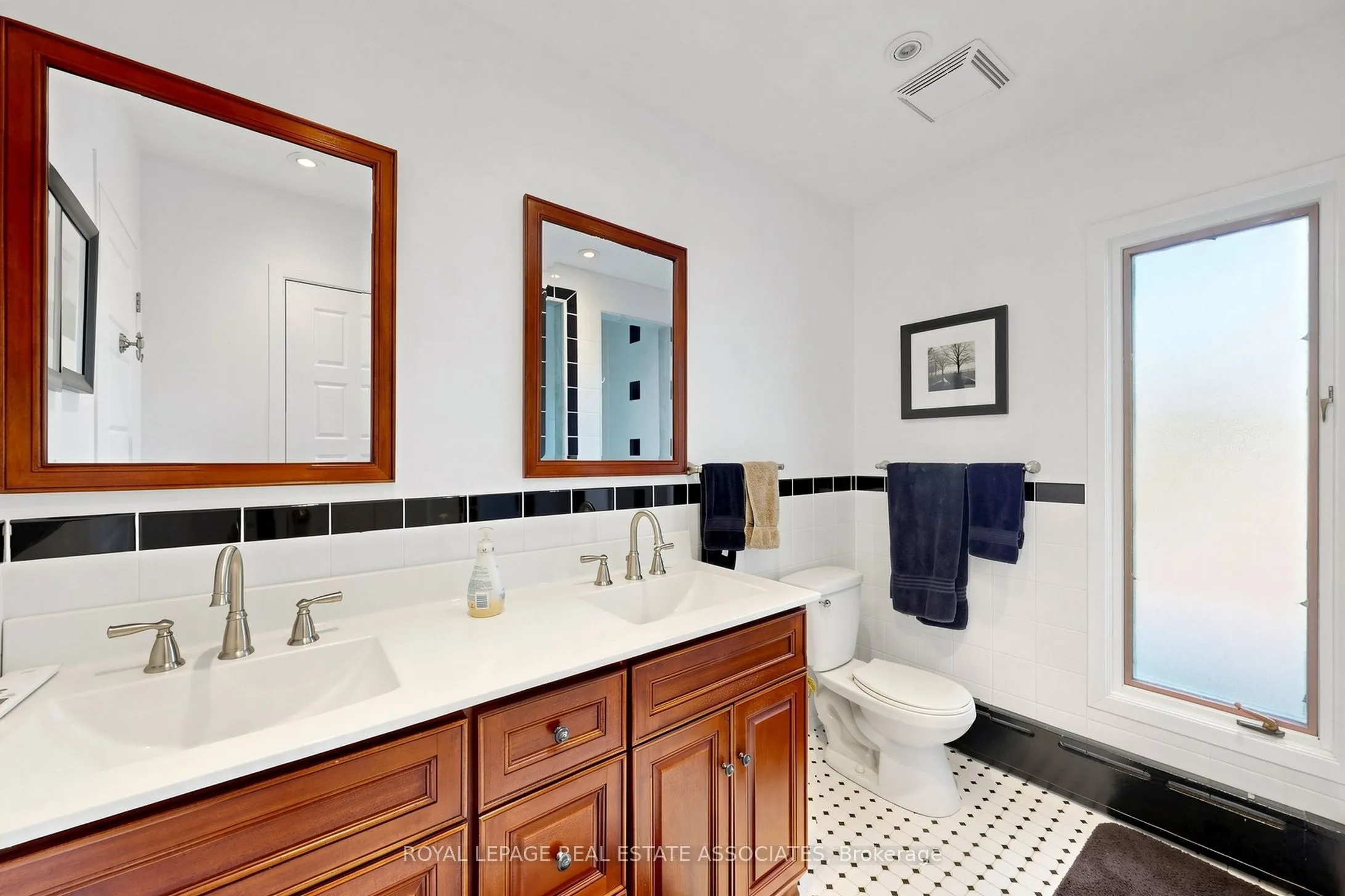 298 Lakeshore Road E
