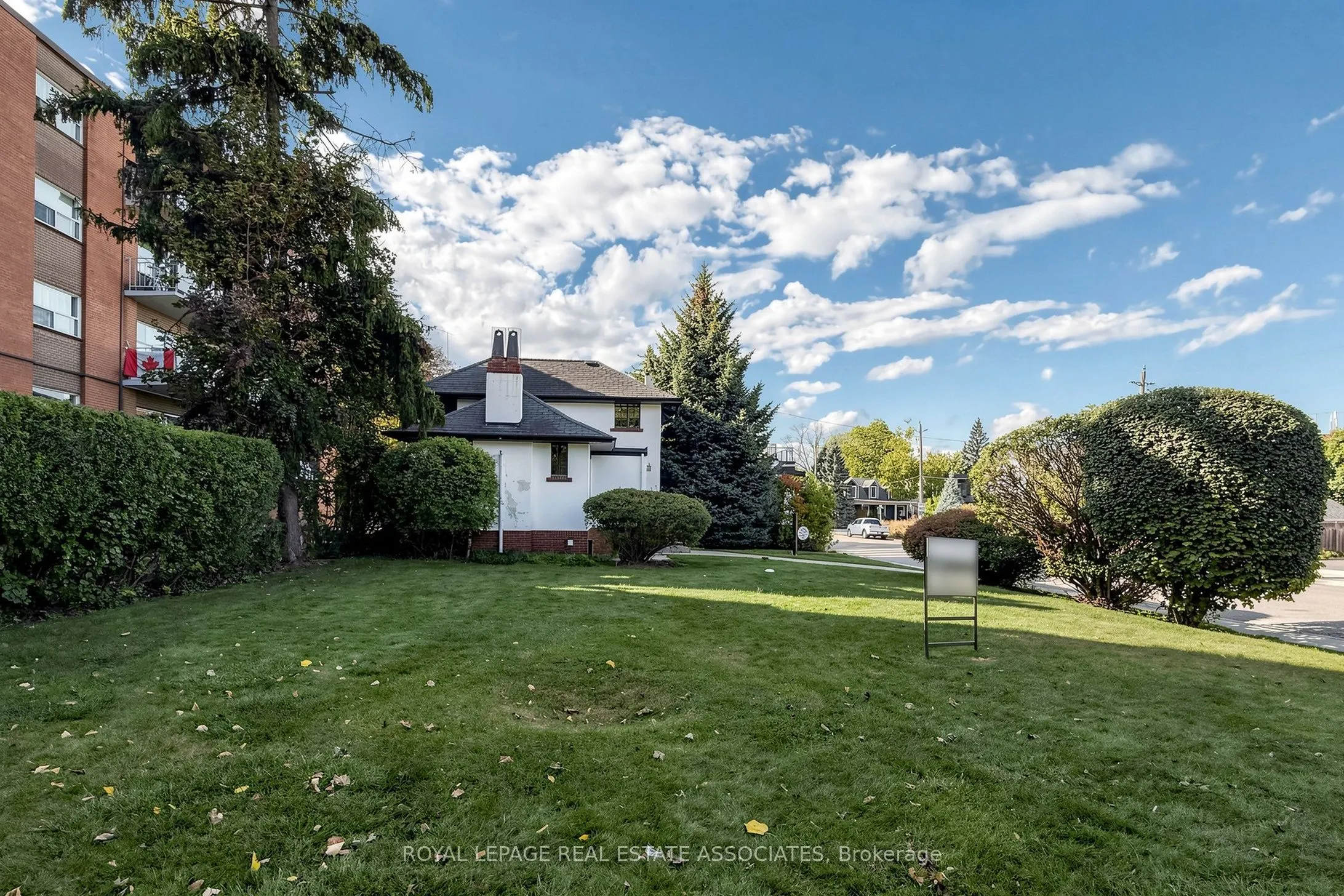 298 Lakeshore Road E
