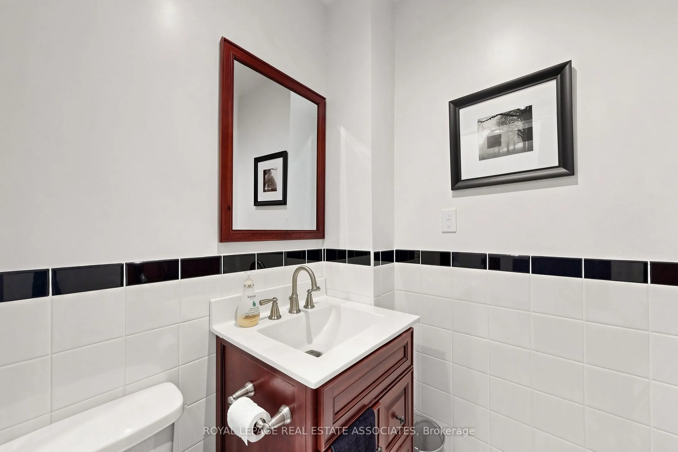 298 Lakeshore Road E