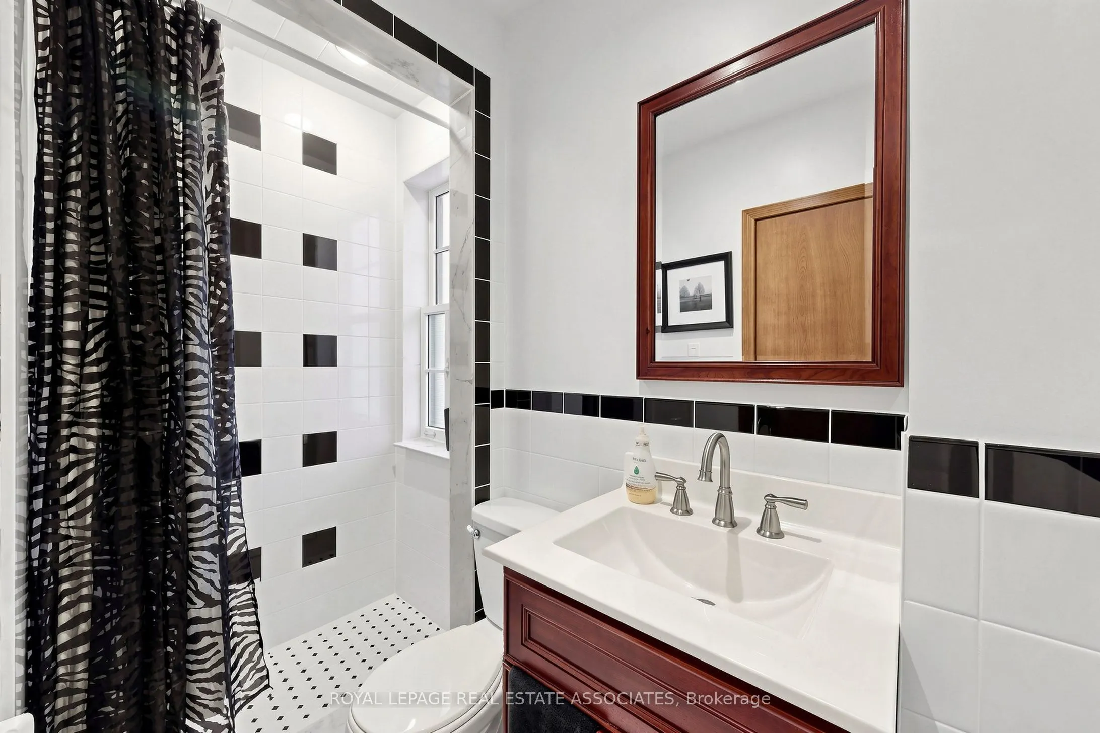 298 Lakeshore Road E