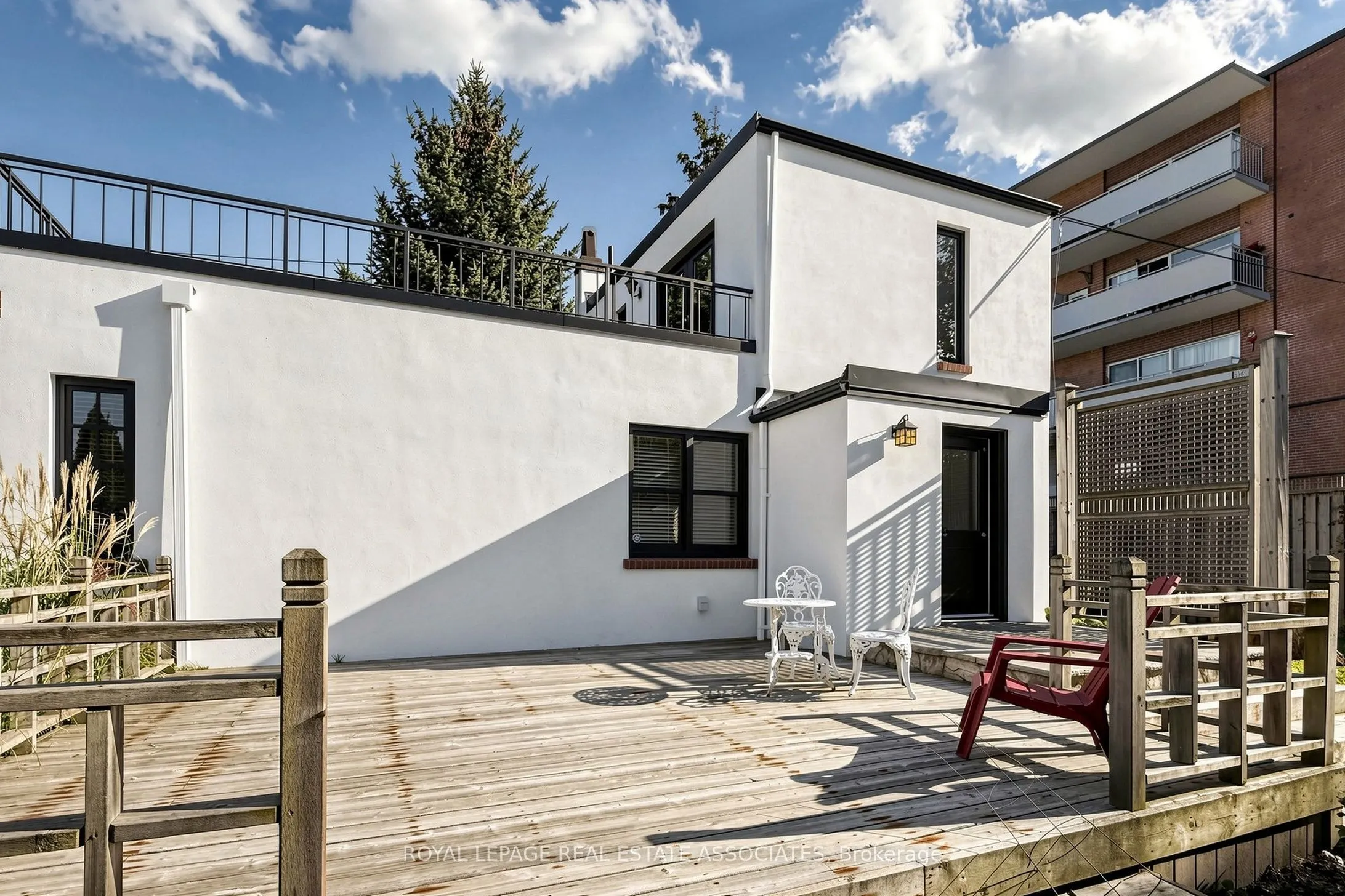 298 Lakeshore Road E
