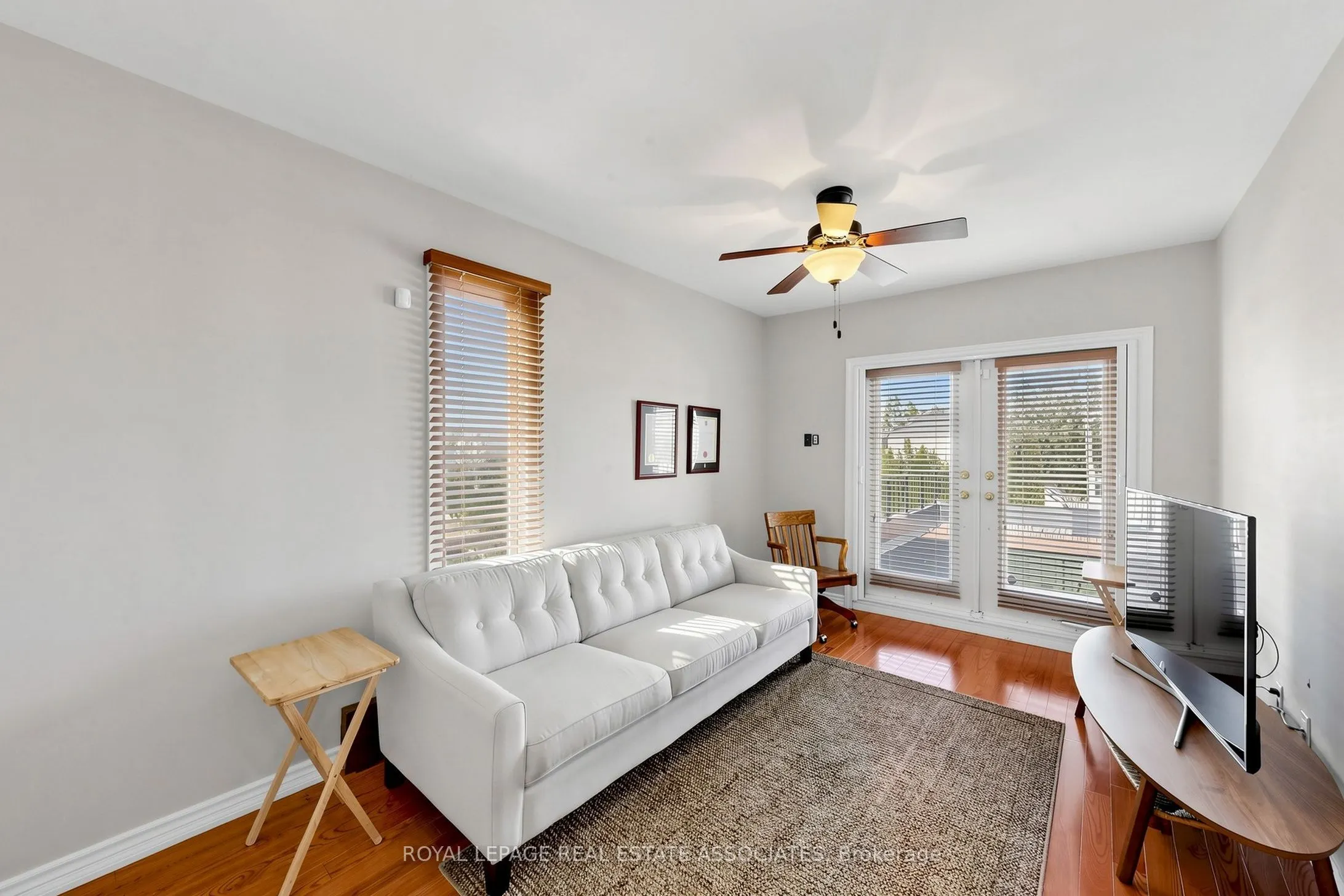 298 Lakeshore Road E