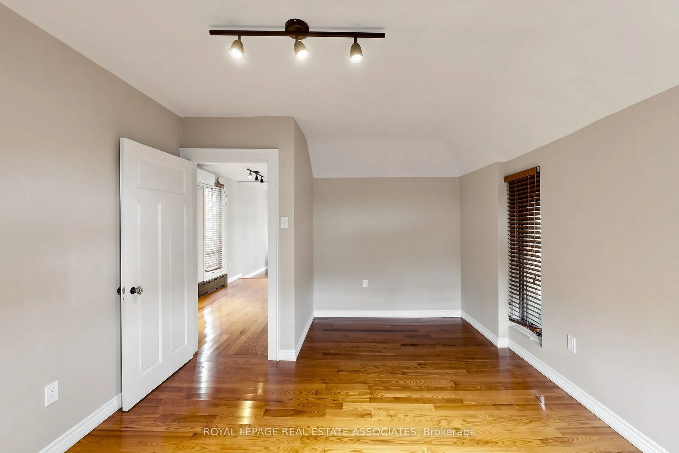 298 Lakeshore Road E