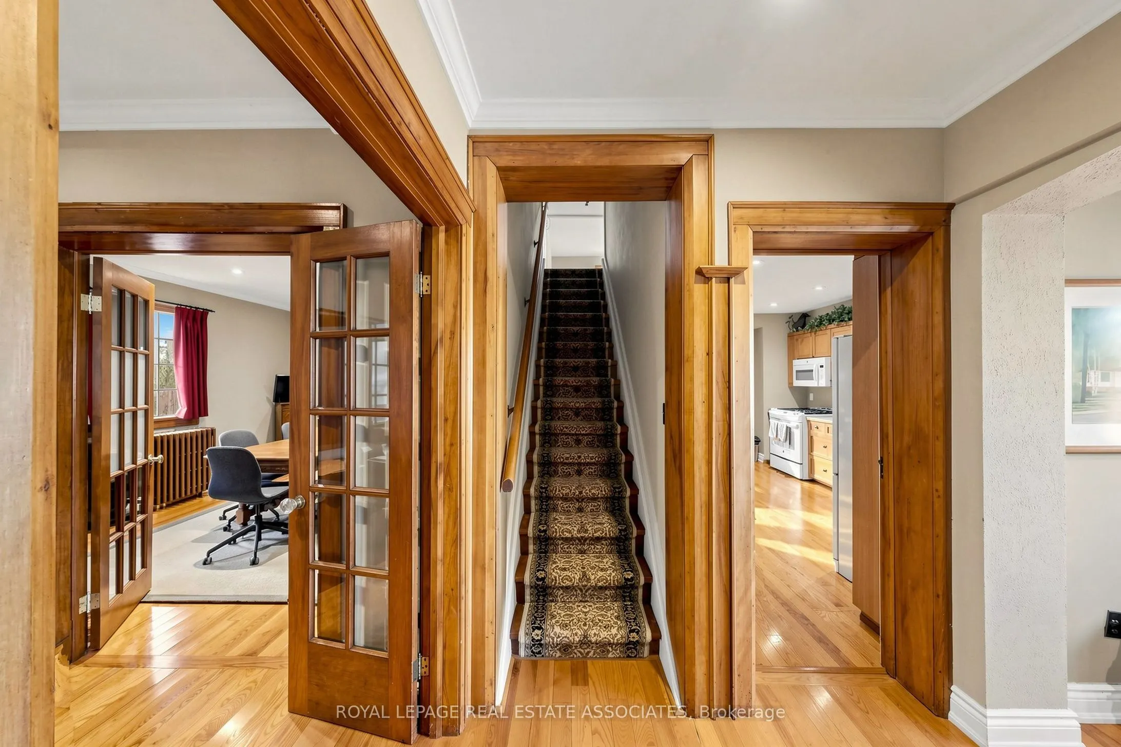 298 Lakeshore Road E