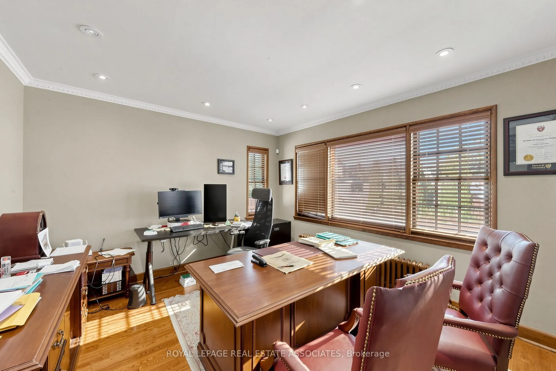 298 Lakeshore Road E