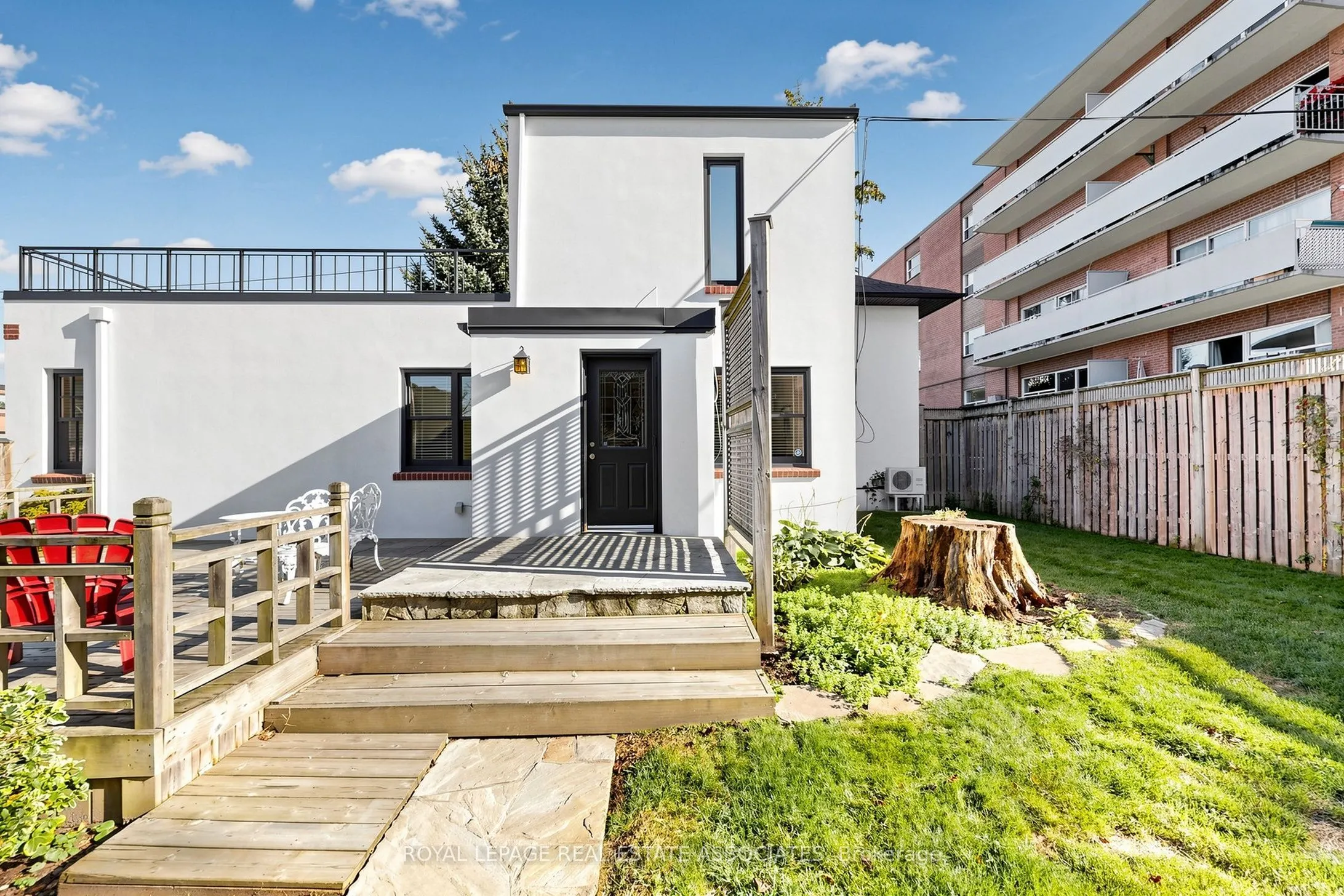 298 Lakeshore Road E