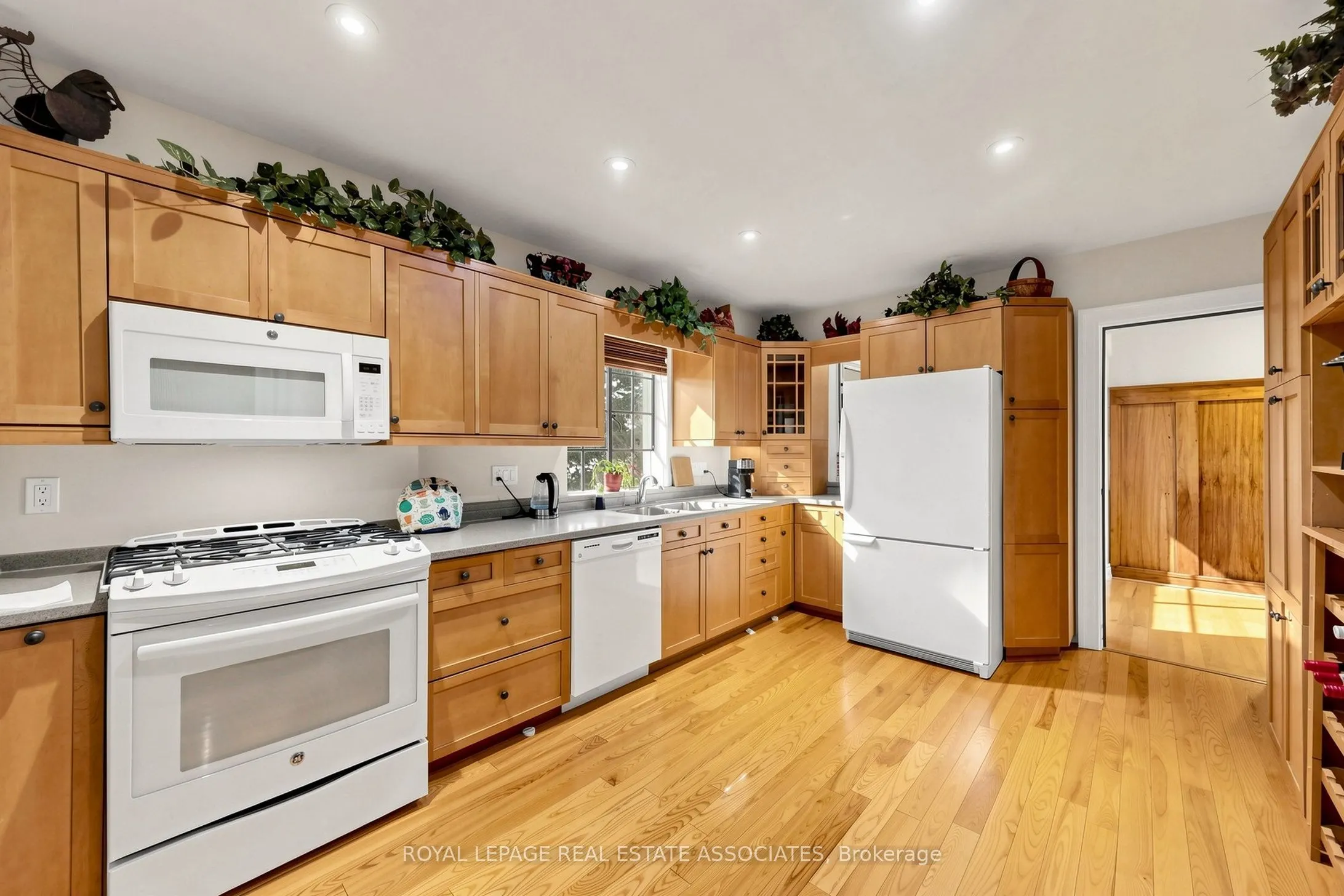 298 Lakeshore Road E