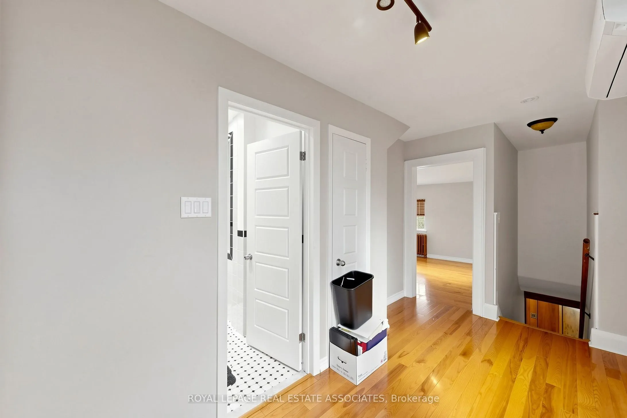 298 Lakeshore Road E