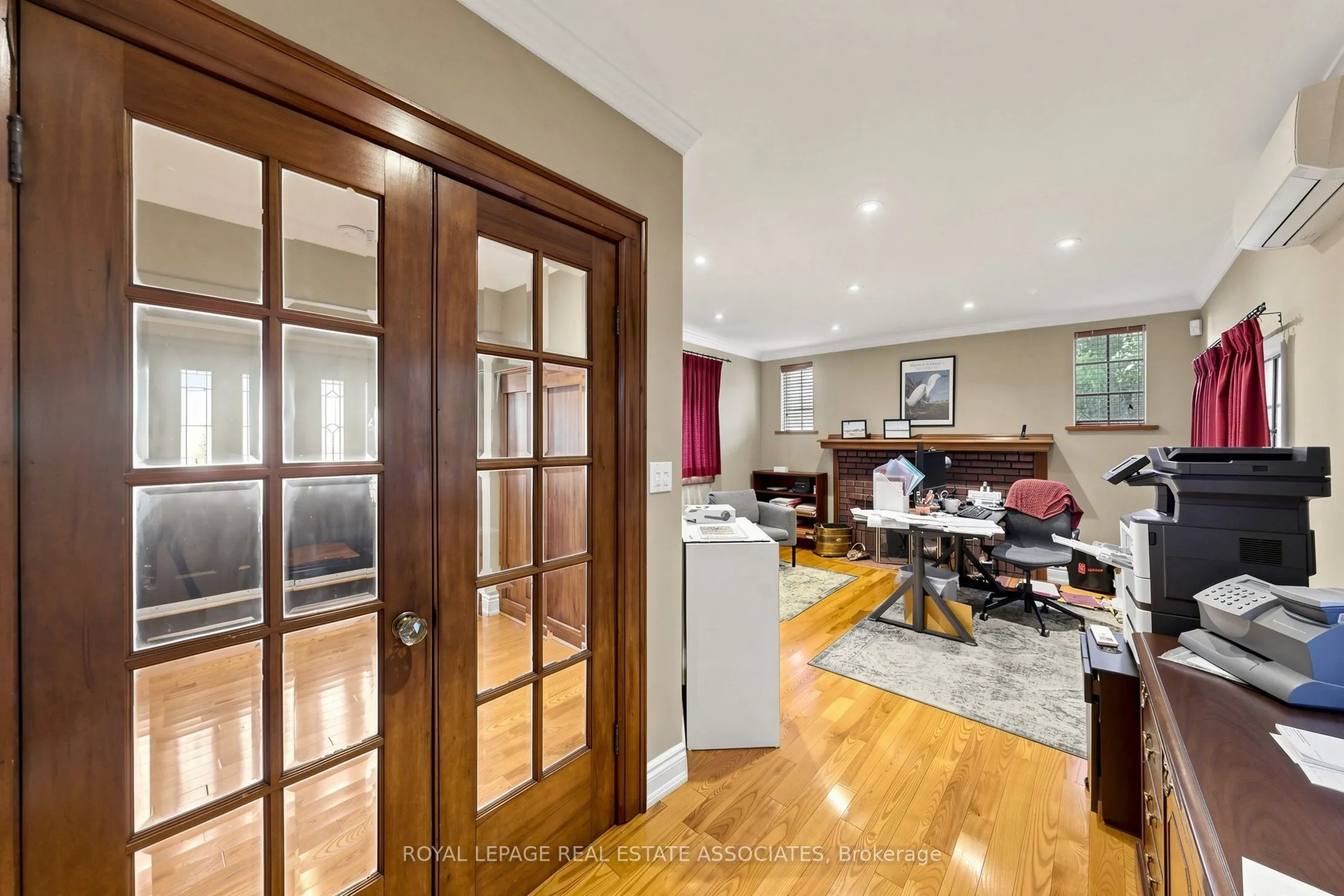 298 Lakeshore Road E