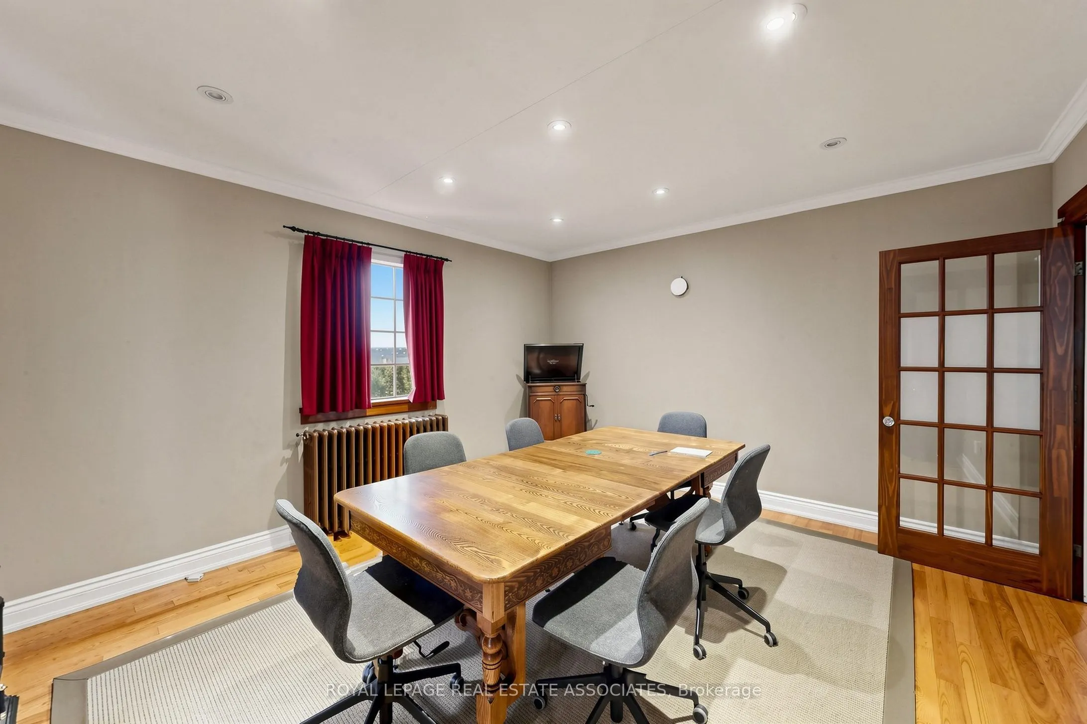 298 Lakeshore Road E