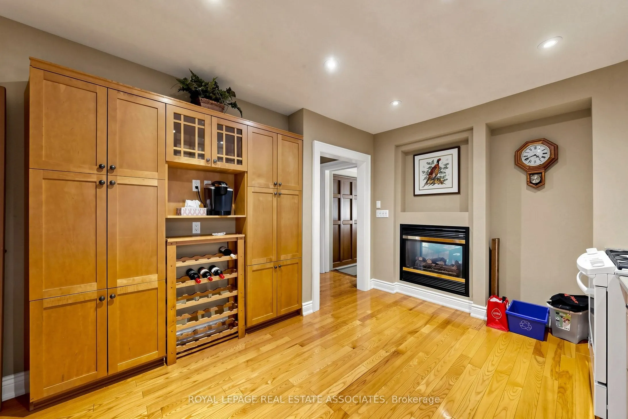 298 Lakeshore Road E