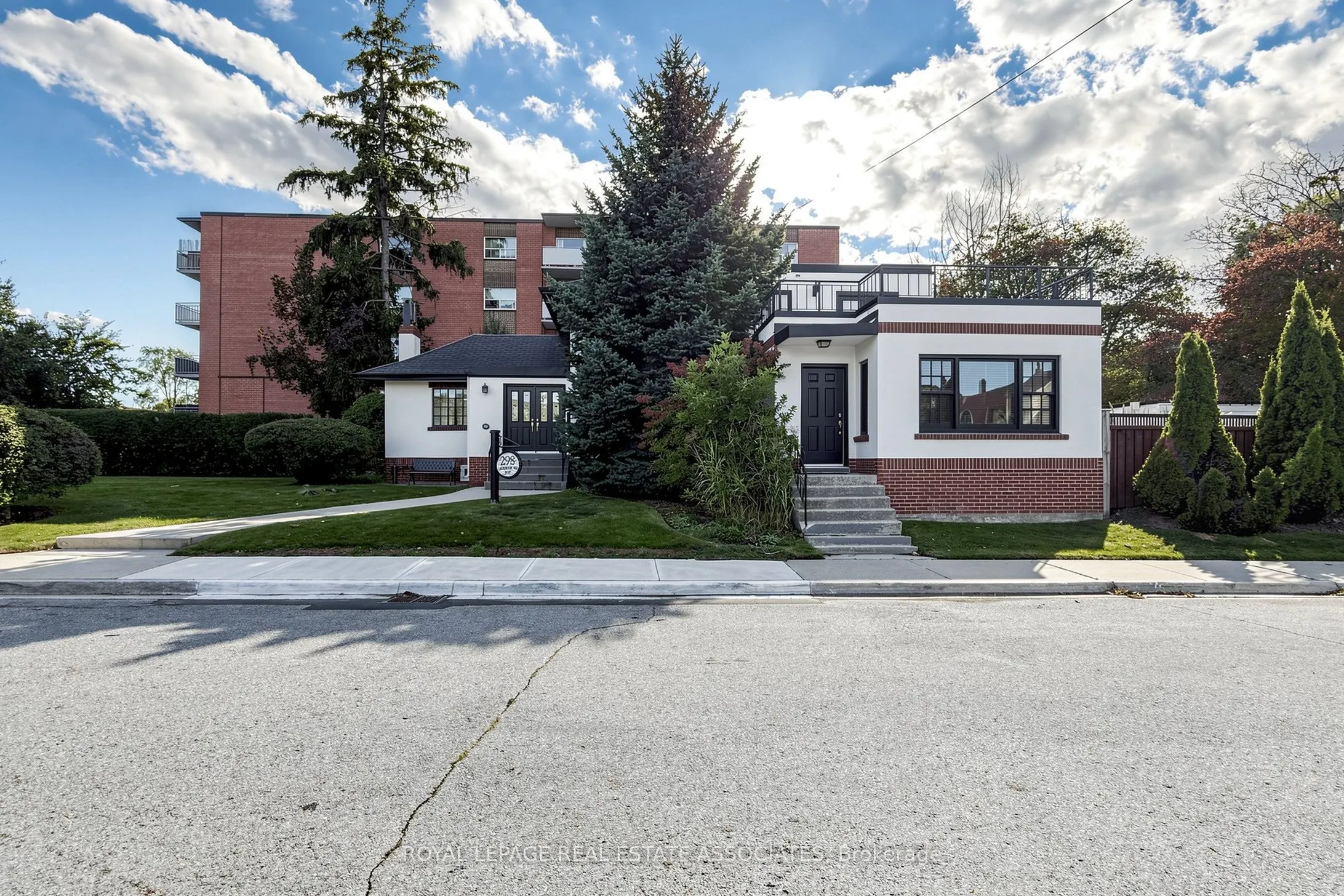 298 Lakeshore Road E