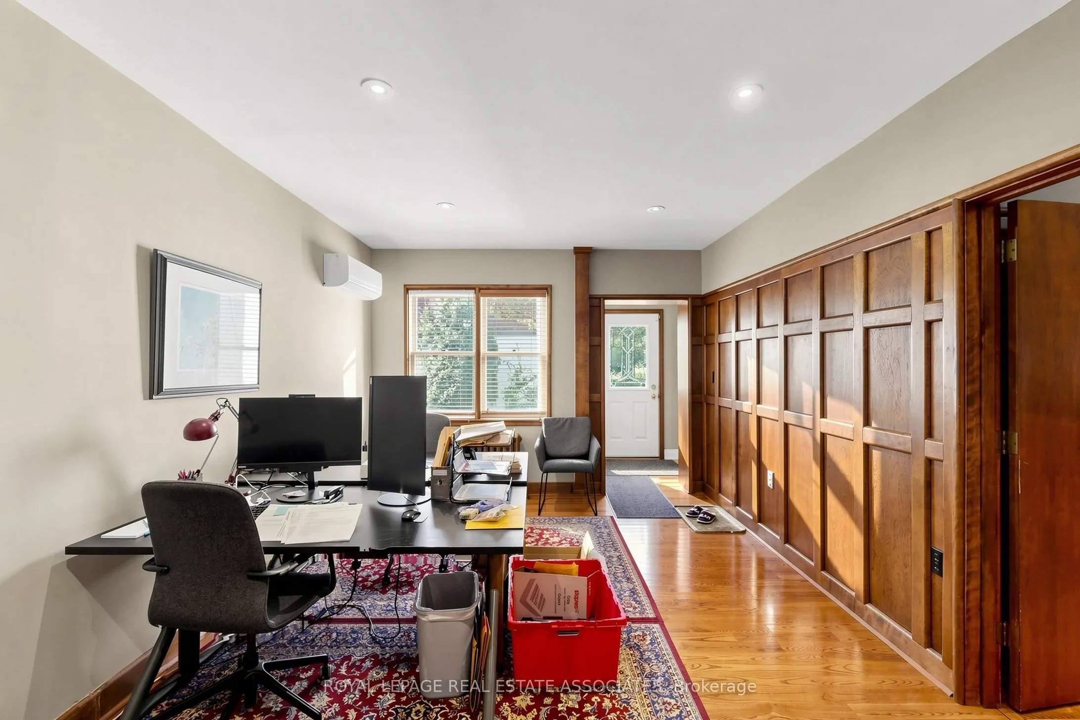 298 Lakeshore Road E
