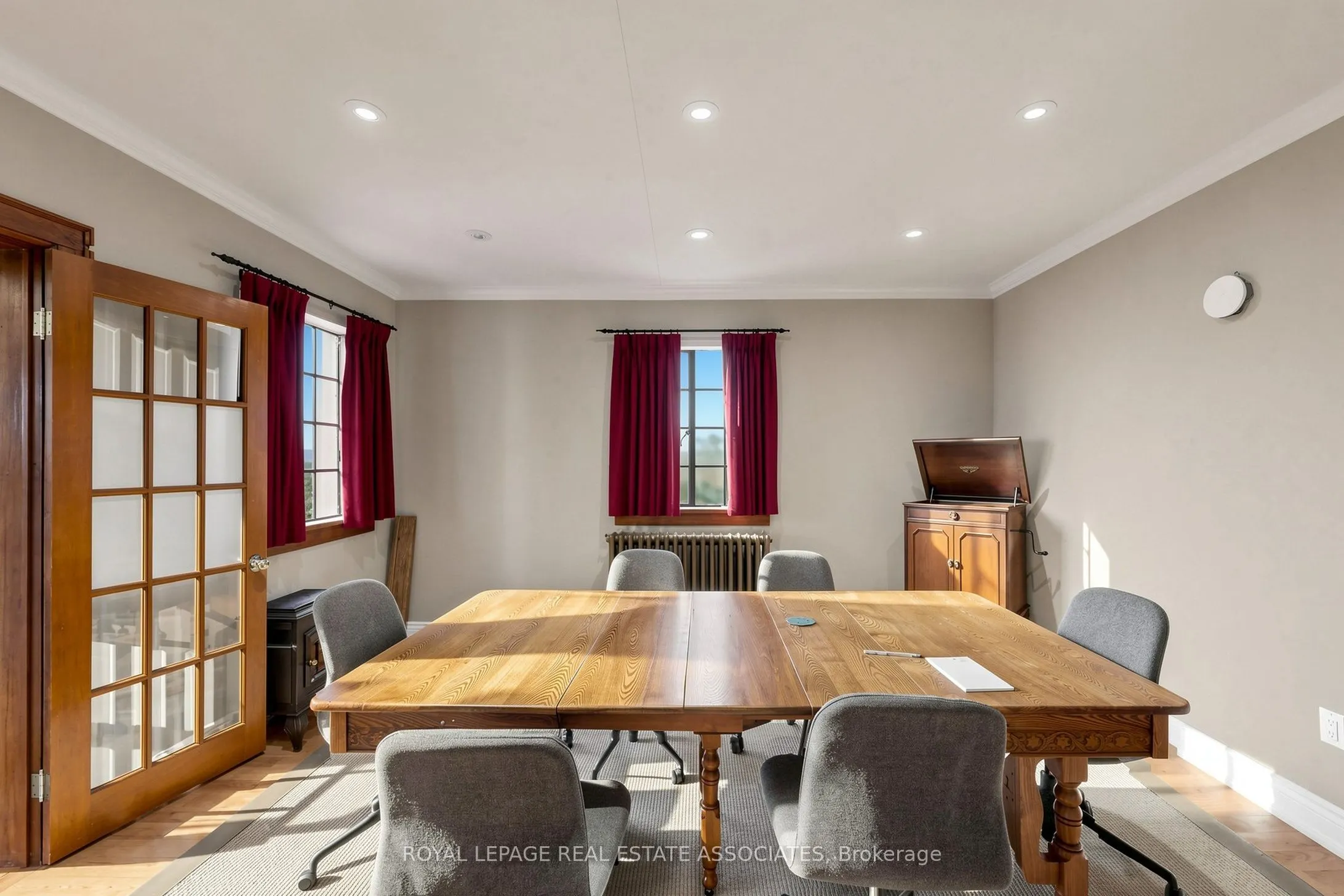 298 Lakeshore Road E