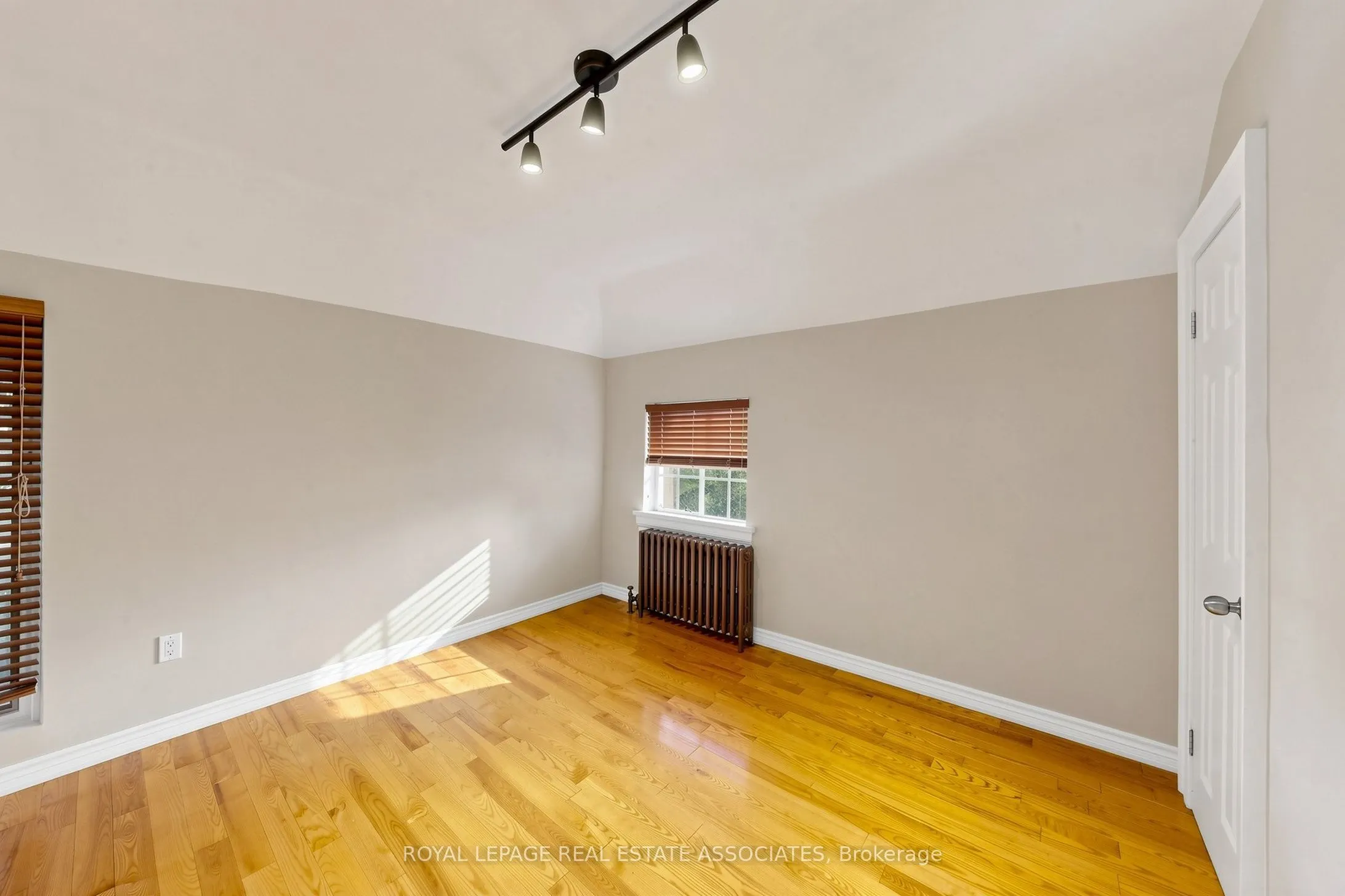 298 Lakeshore Road E