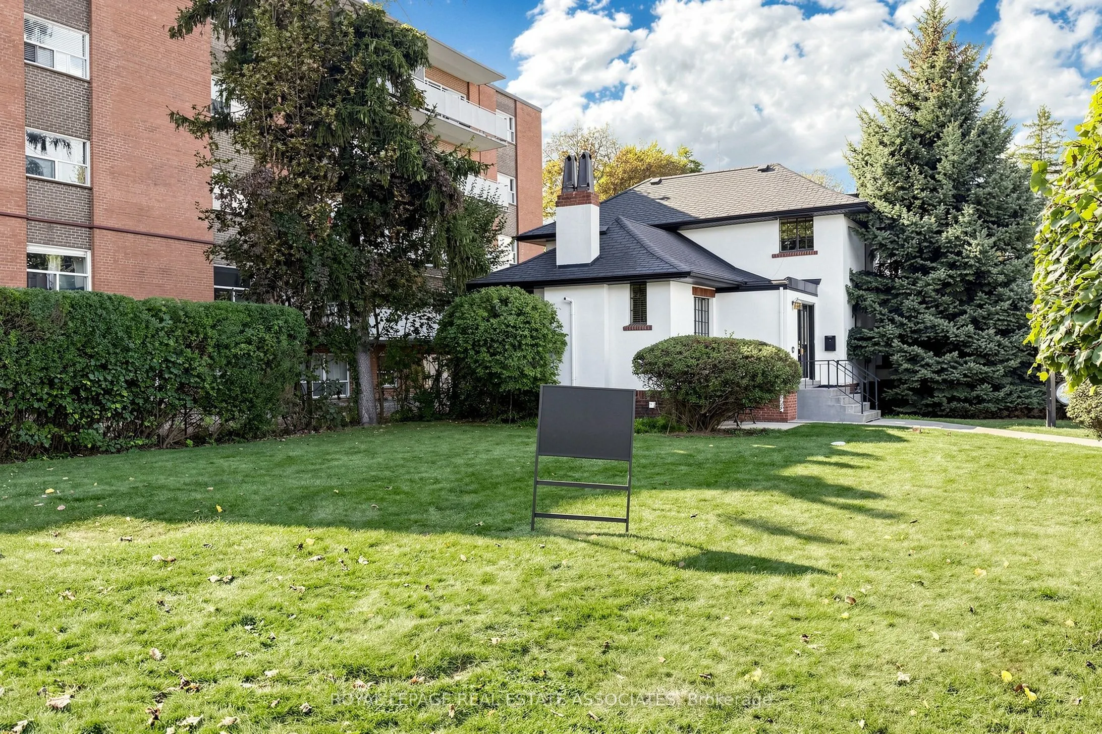 298 Lakeshore Road E