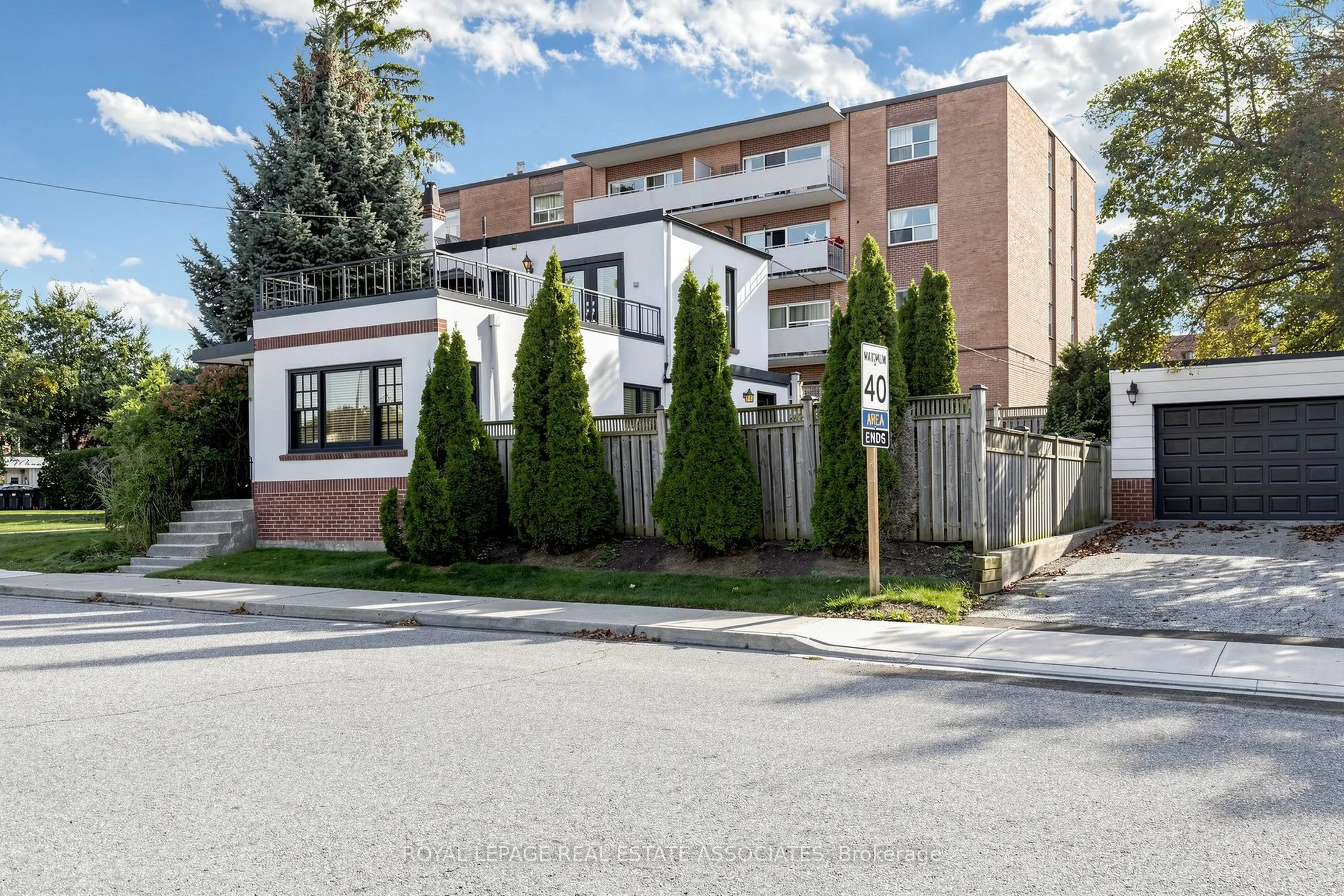 298 Lakeshore Road E