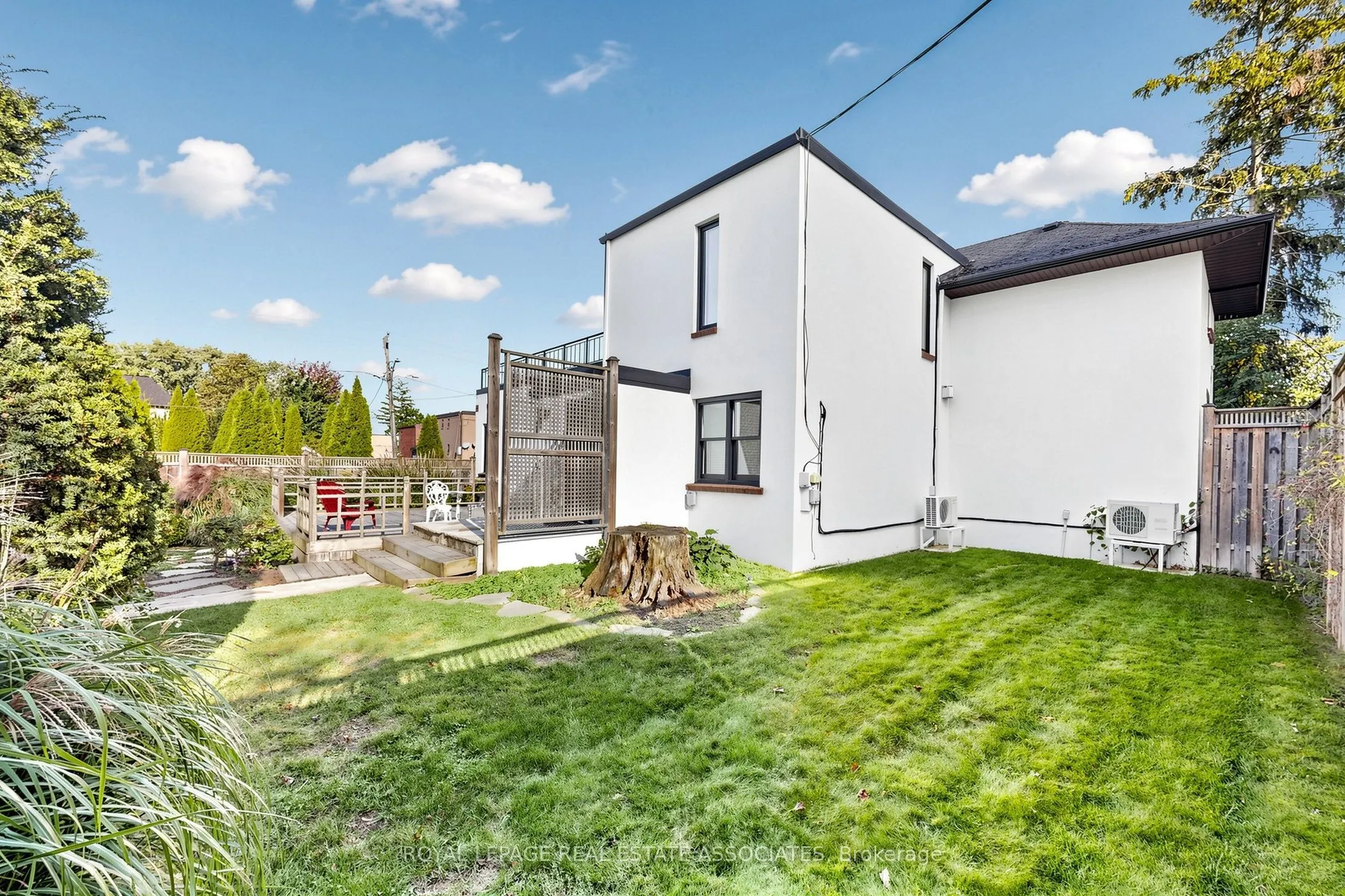 298 Lakeshore Road E