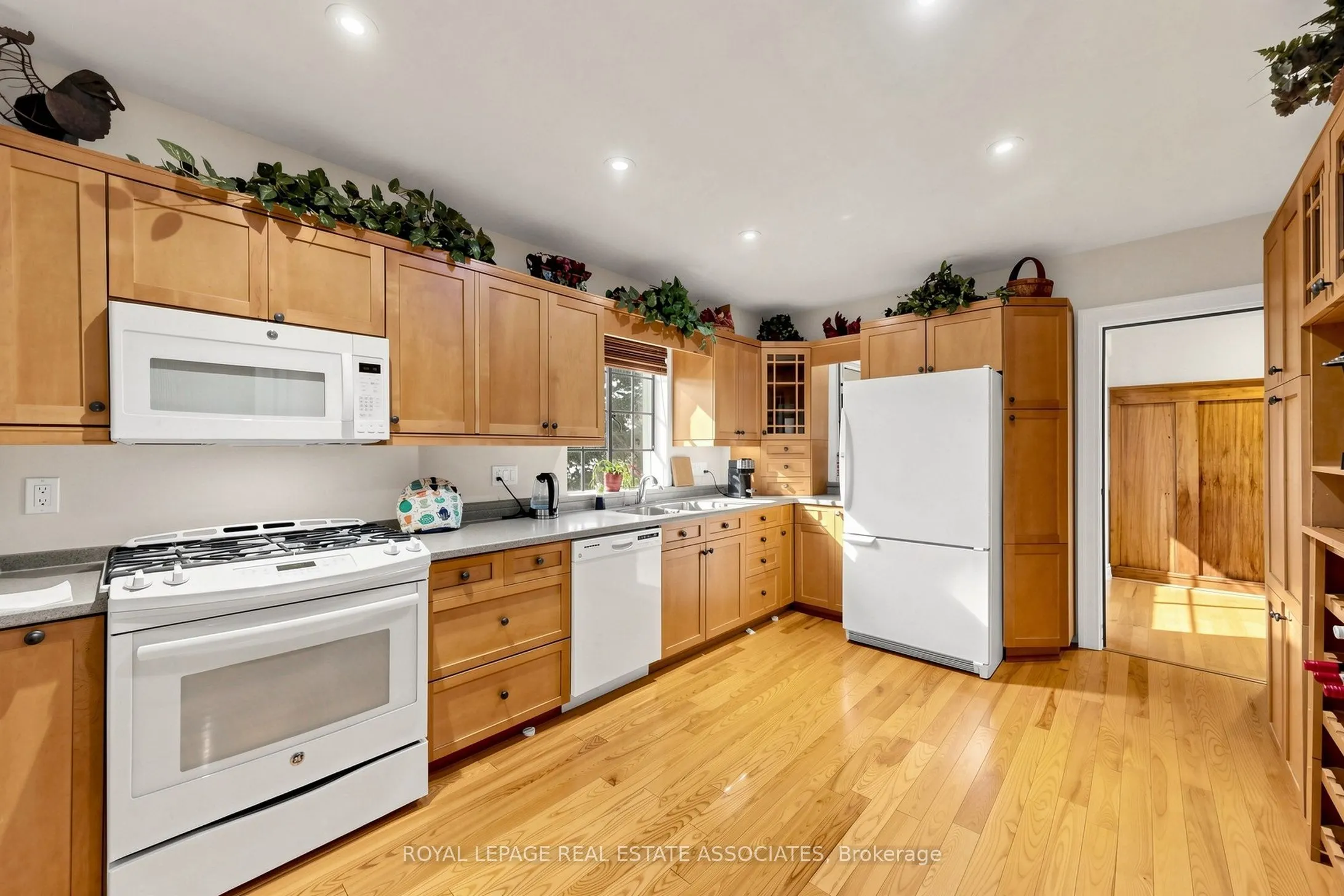 298 Lakeshore Road E