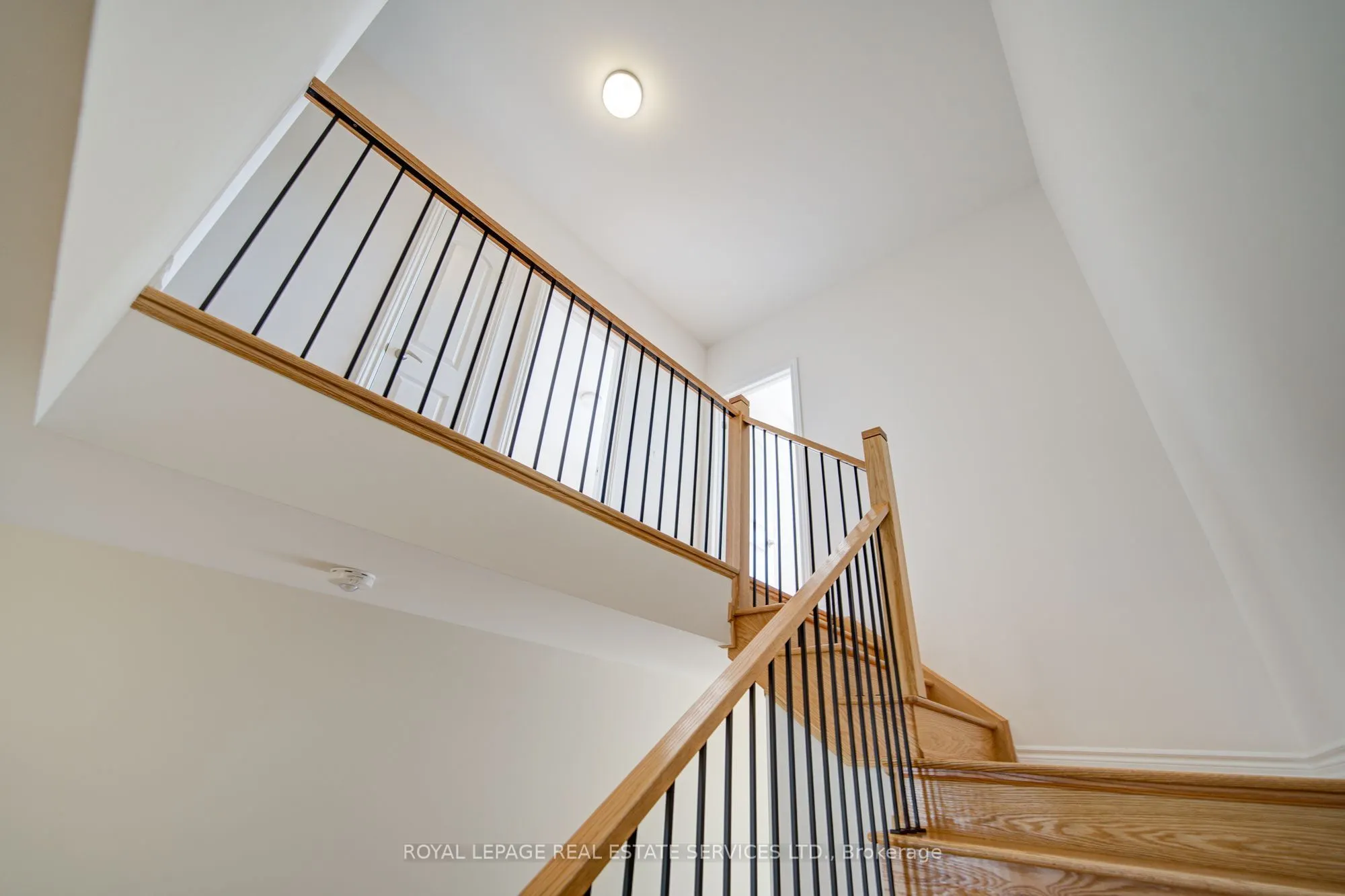 1182 Dartmouth Crescent