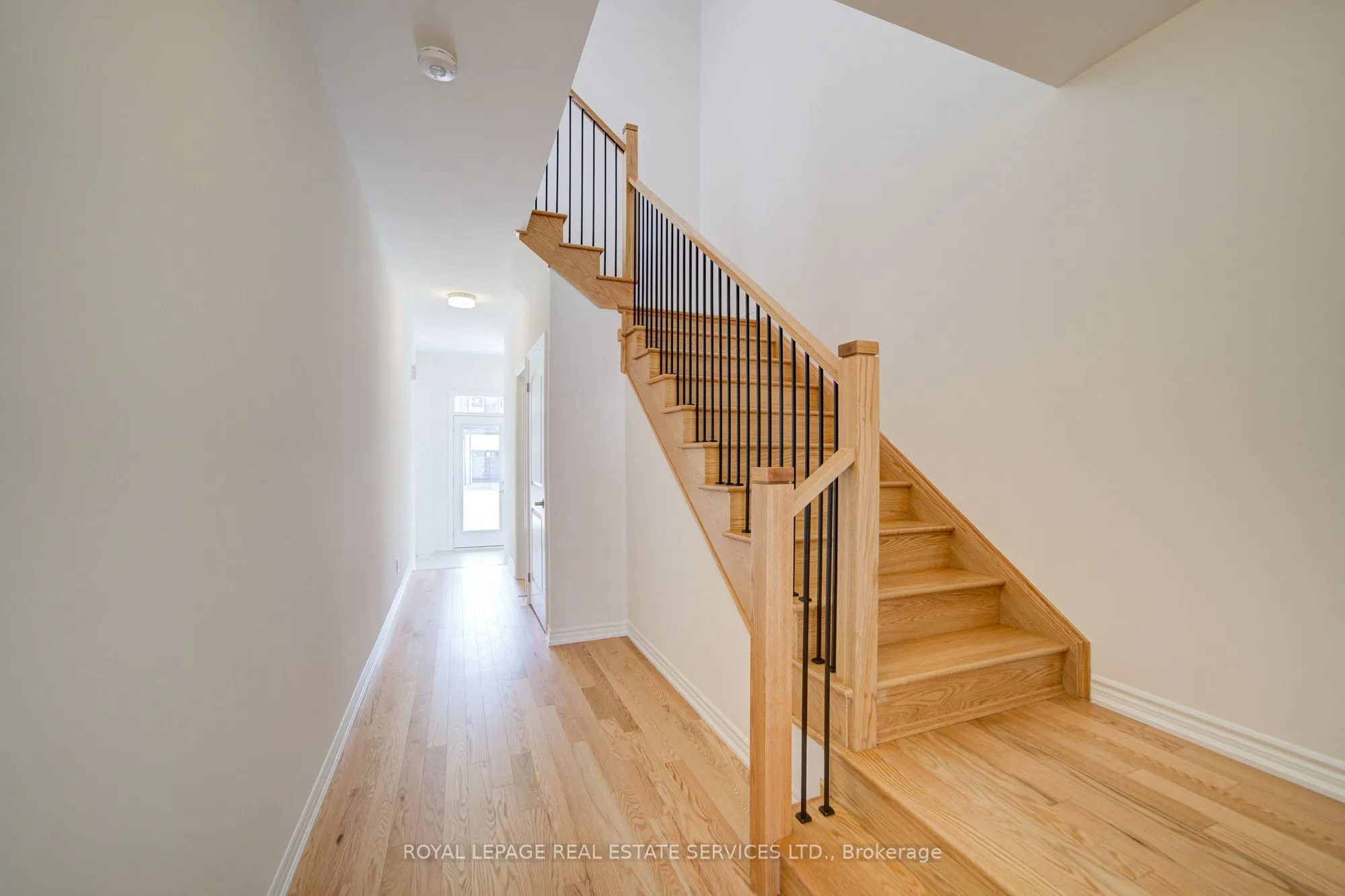 1182 Dartmouth Crescent