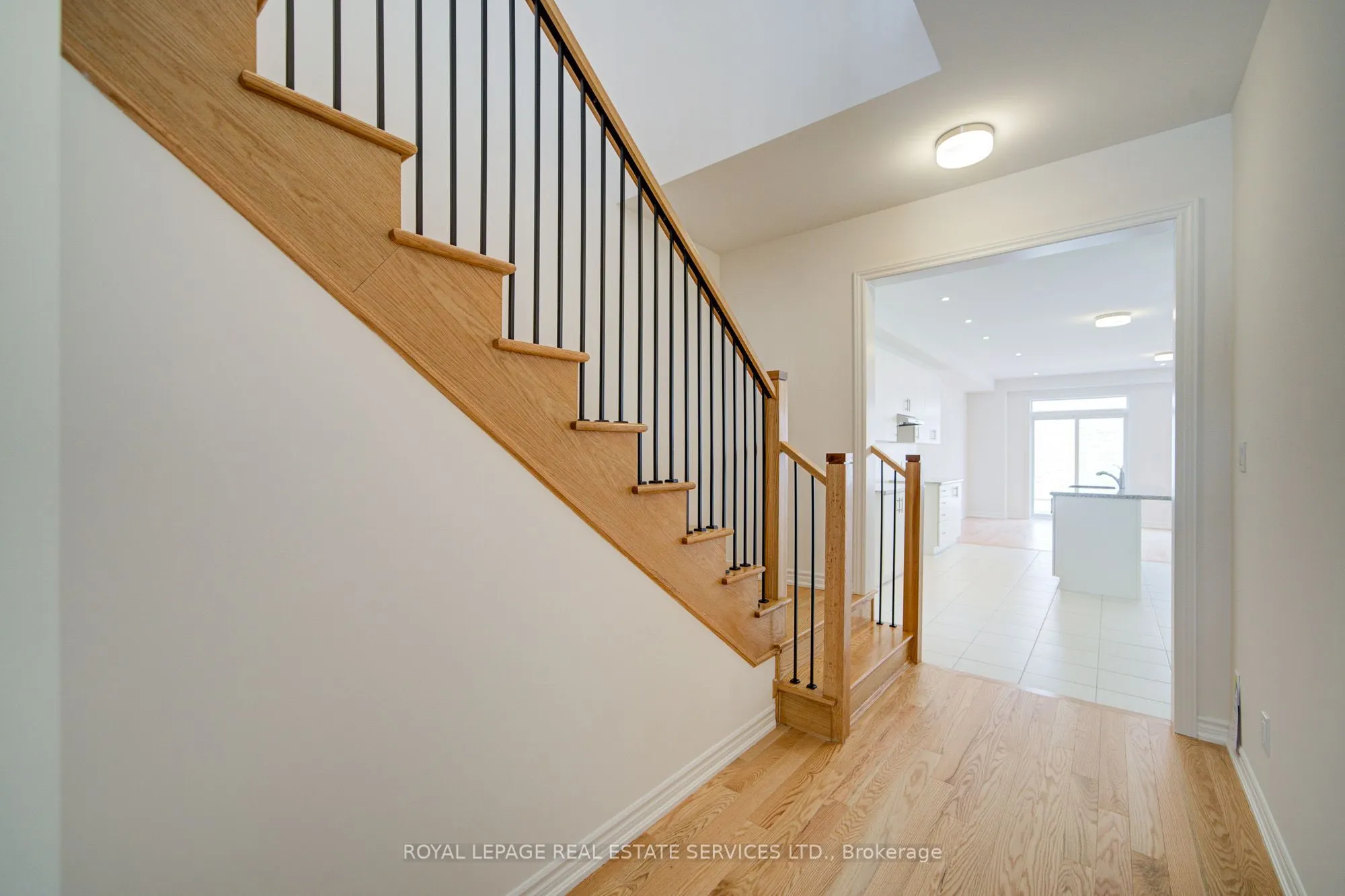 1182 Dartmouth Crescent