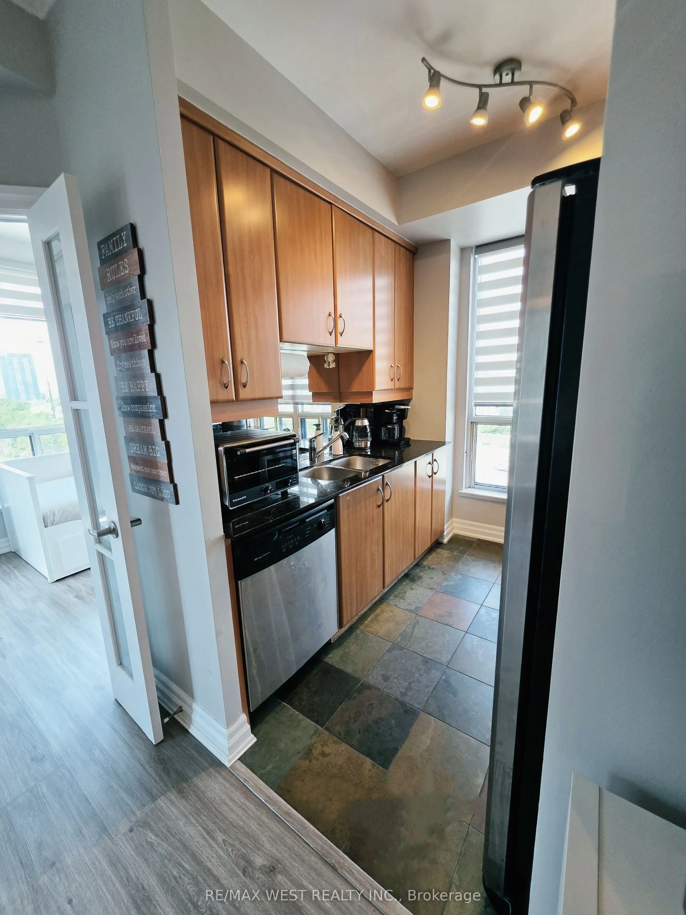 2083 Lake Shore Boulevard #914