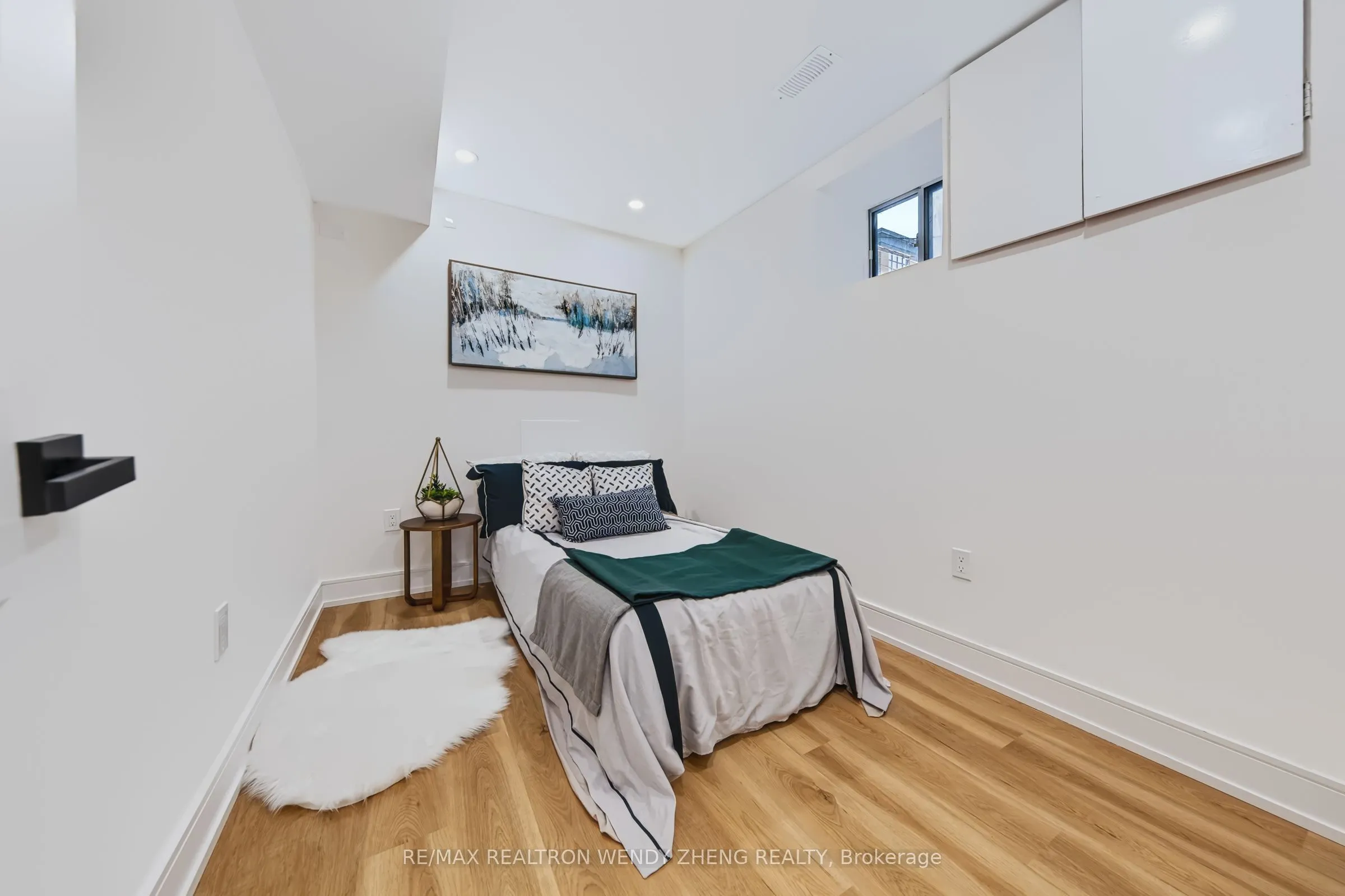 2179 Dundas Street W