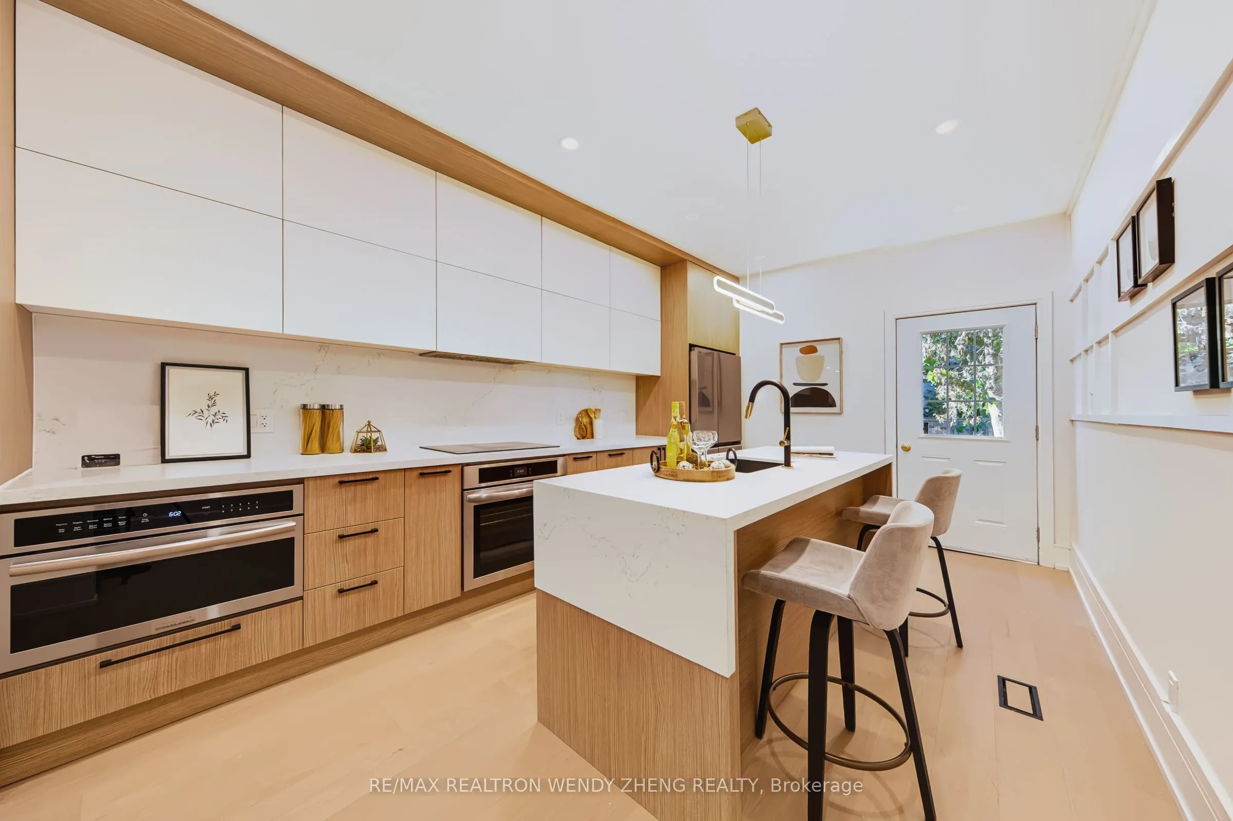 2179 Dundas Street W