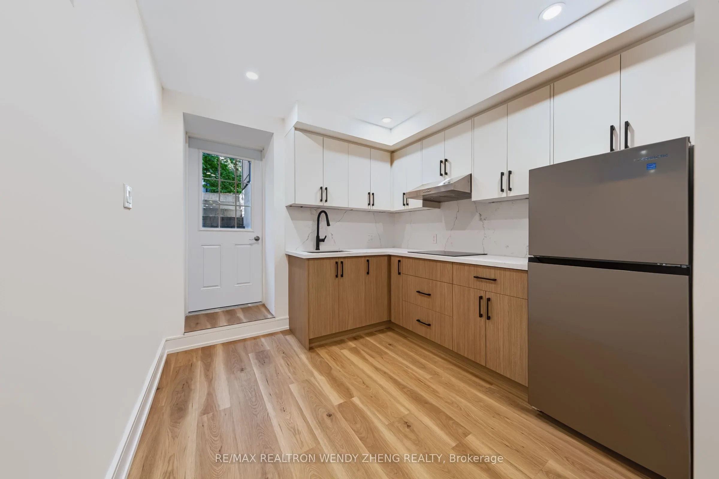 2179 Dundas Street W