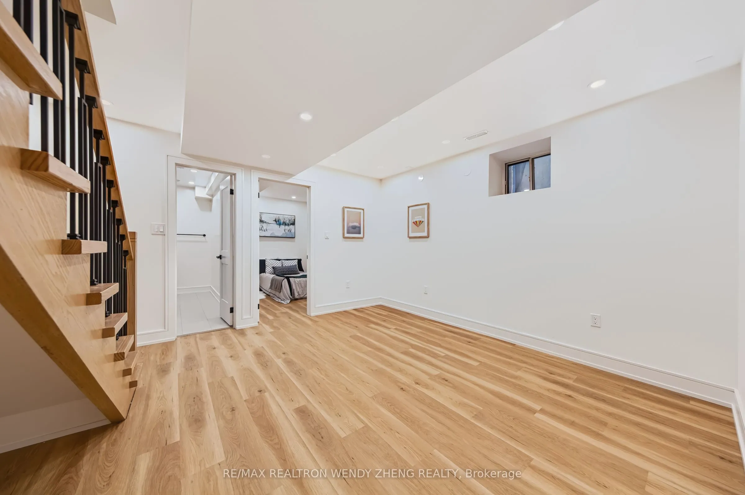 2179 Dundas Street W