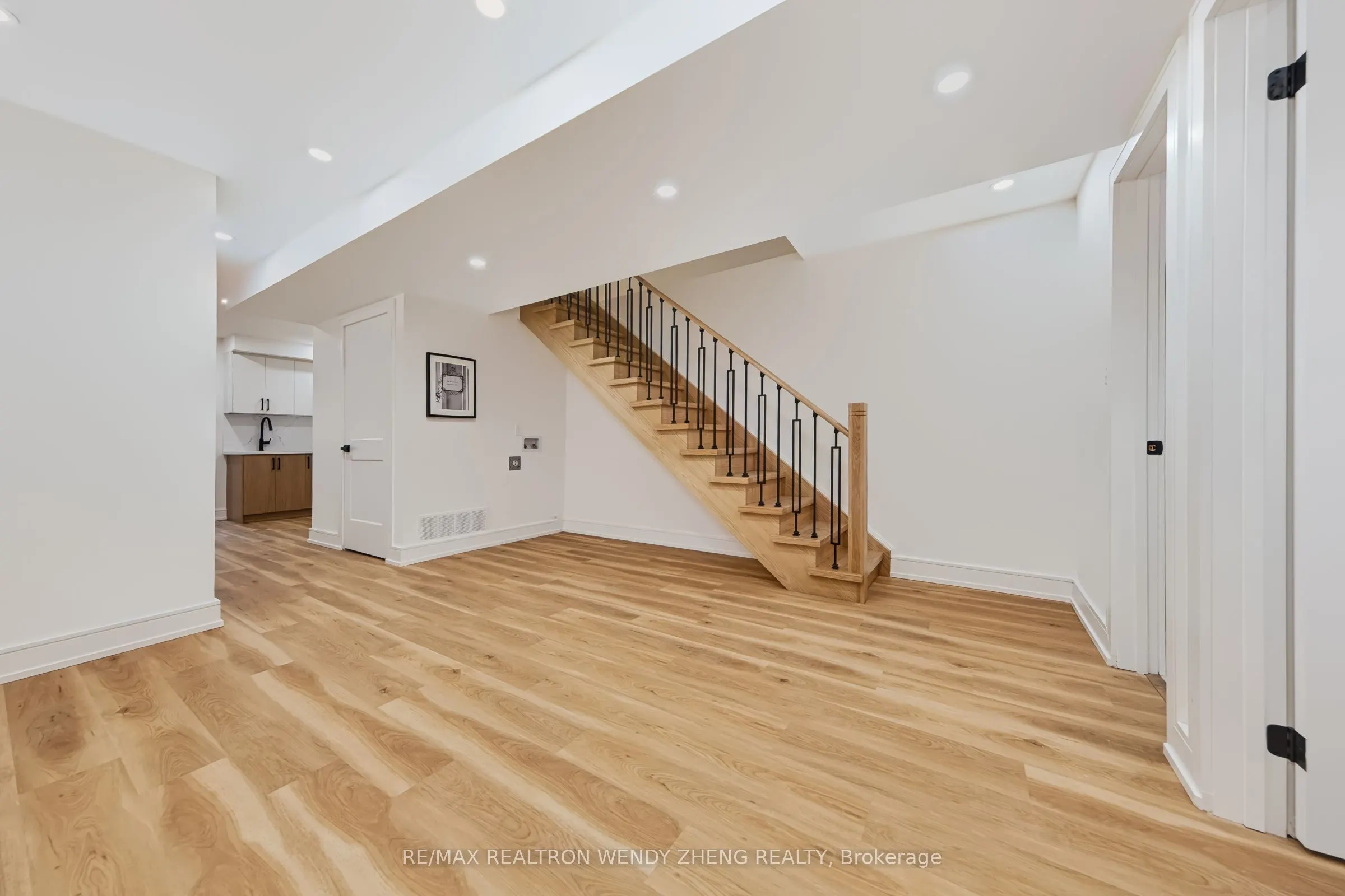 2179 Dundas Street W