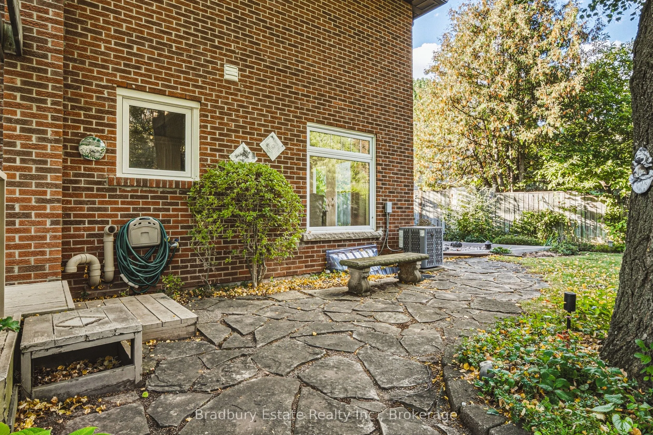 1106 HUNTLEY Court