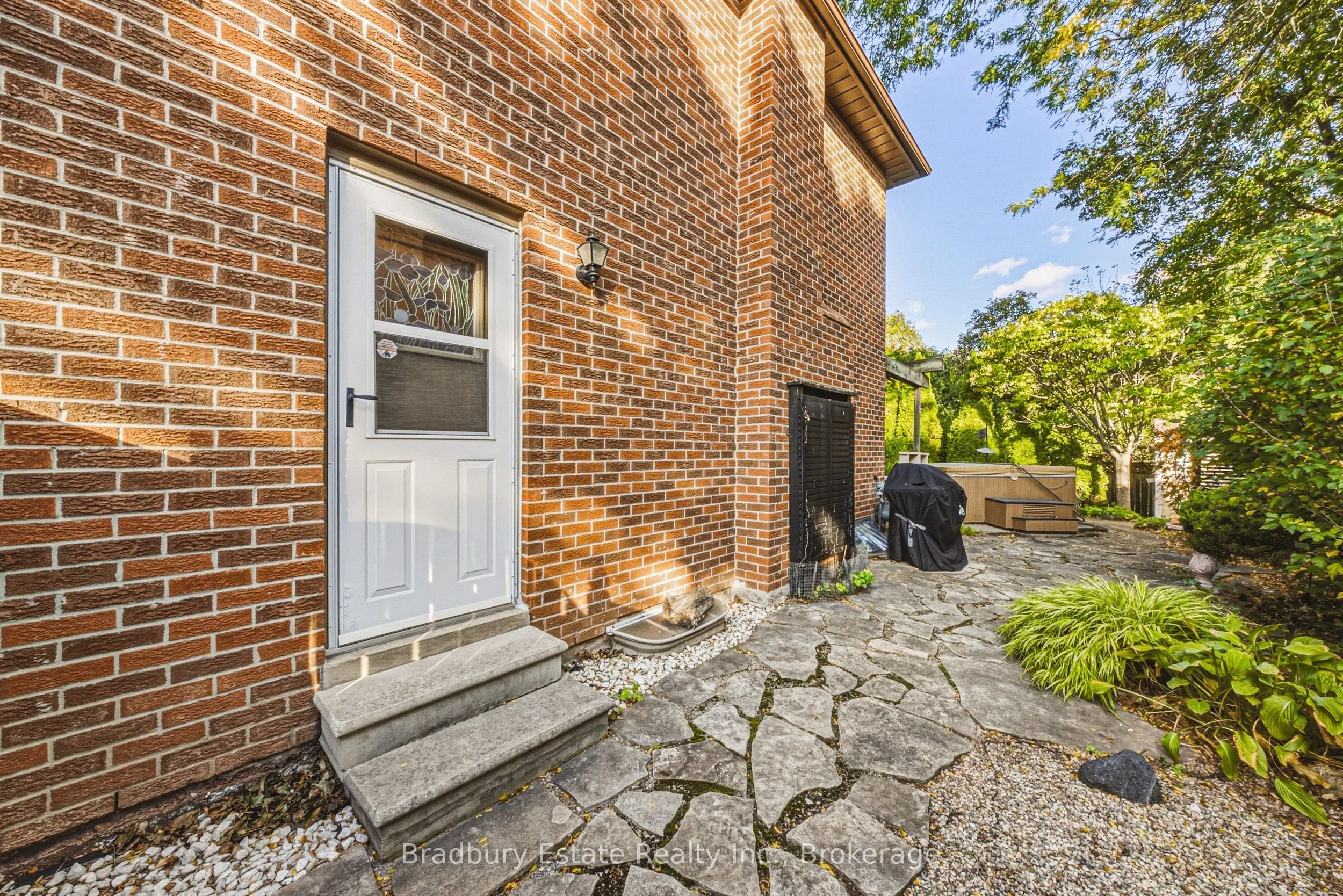 1106 HUNTLEY Court